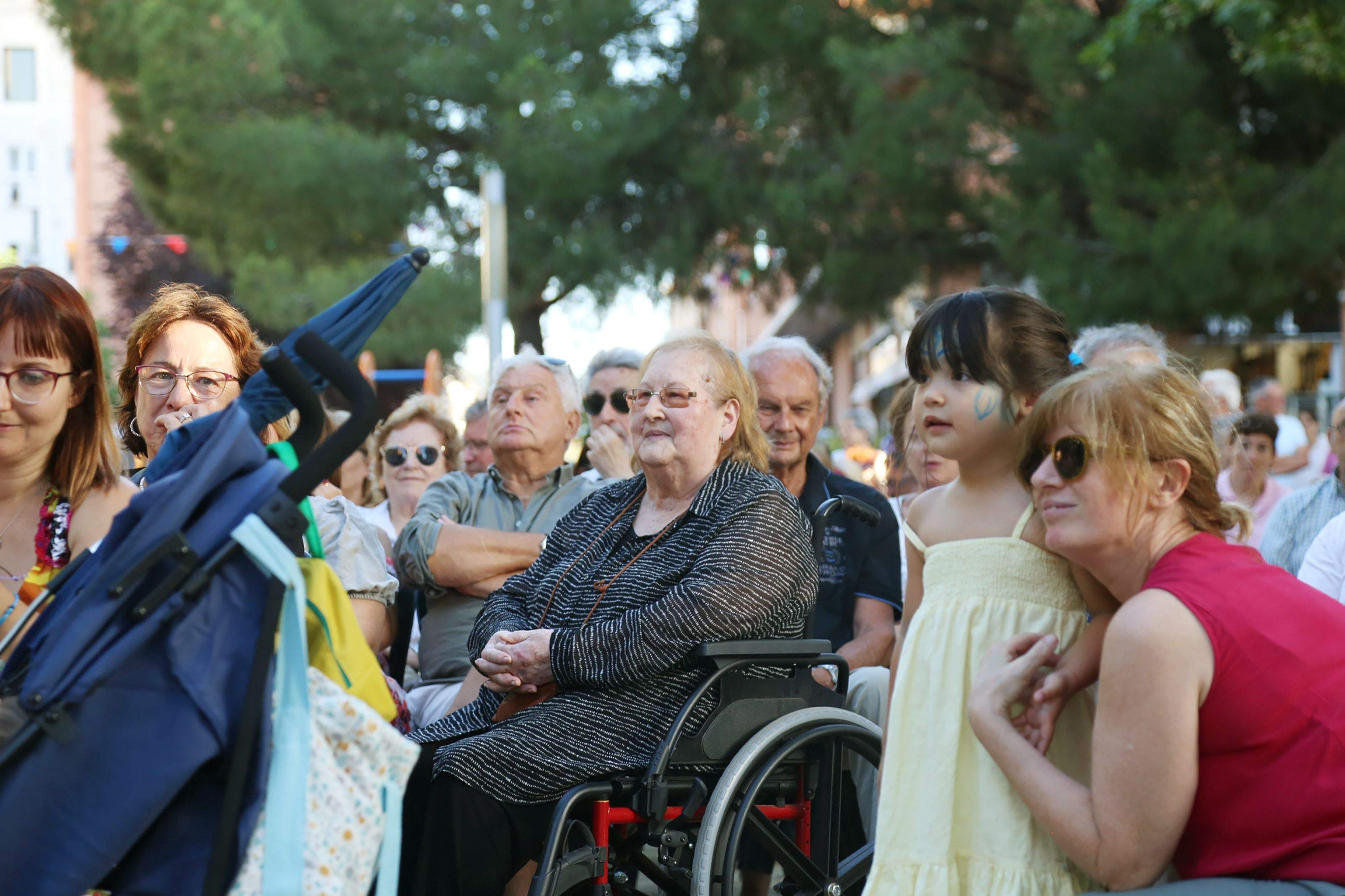Concert d'havaneres, cançons de taverna i rom cremat al barri de Sant Francesc. FOTO: Anna Bassa