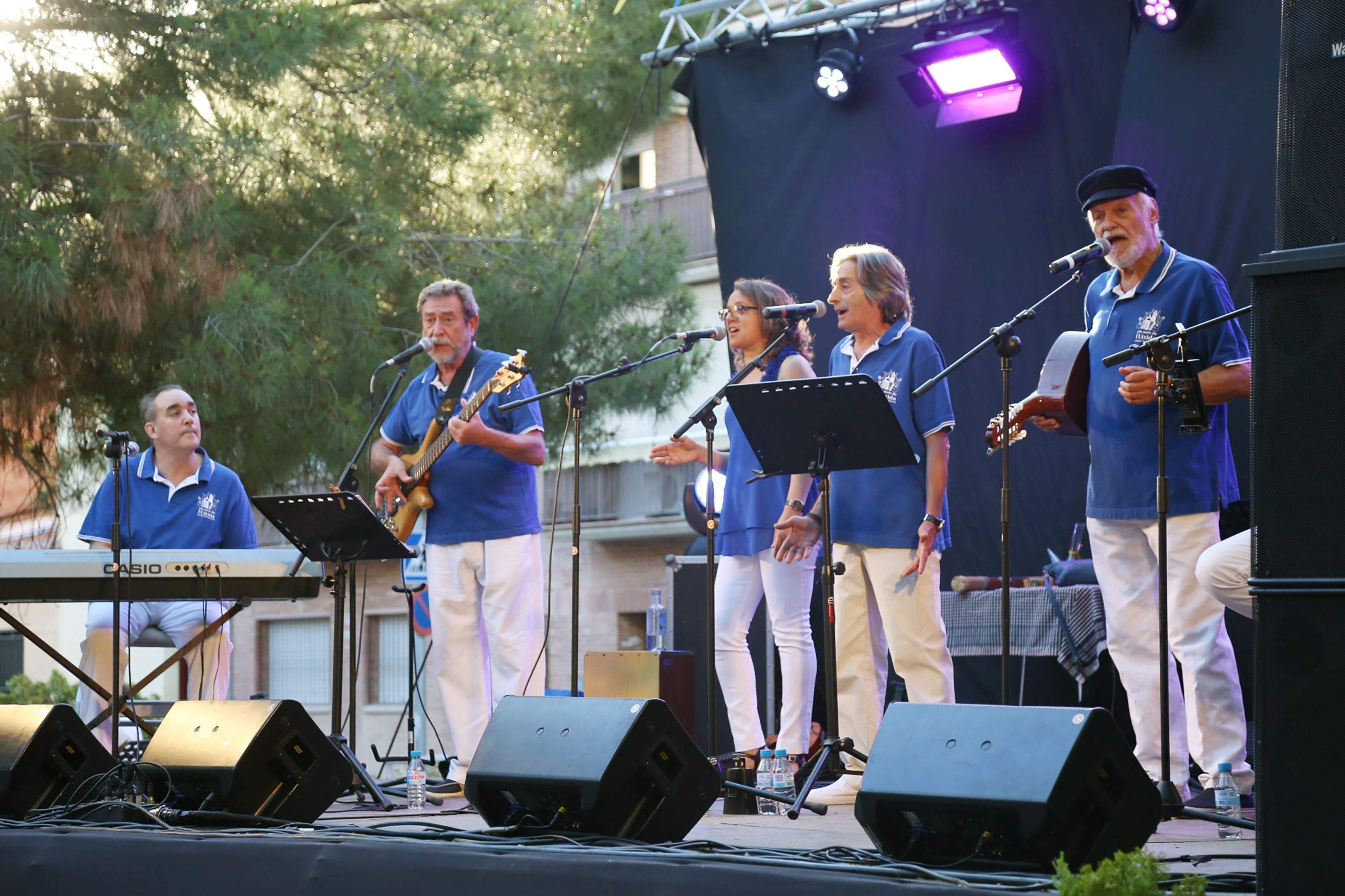 Concert d'havaneres, cançons de taverna i rom cremat al barri de Sant Francesc. FOTO: Anna Bassa
