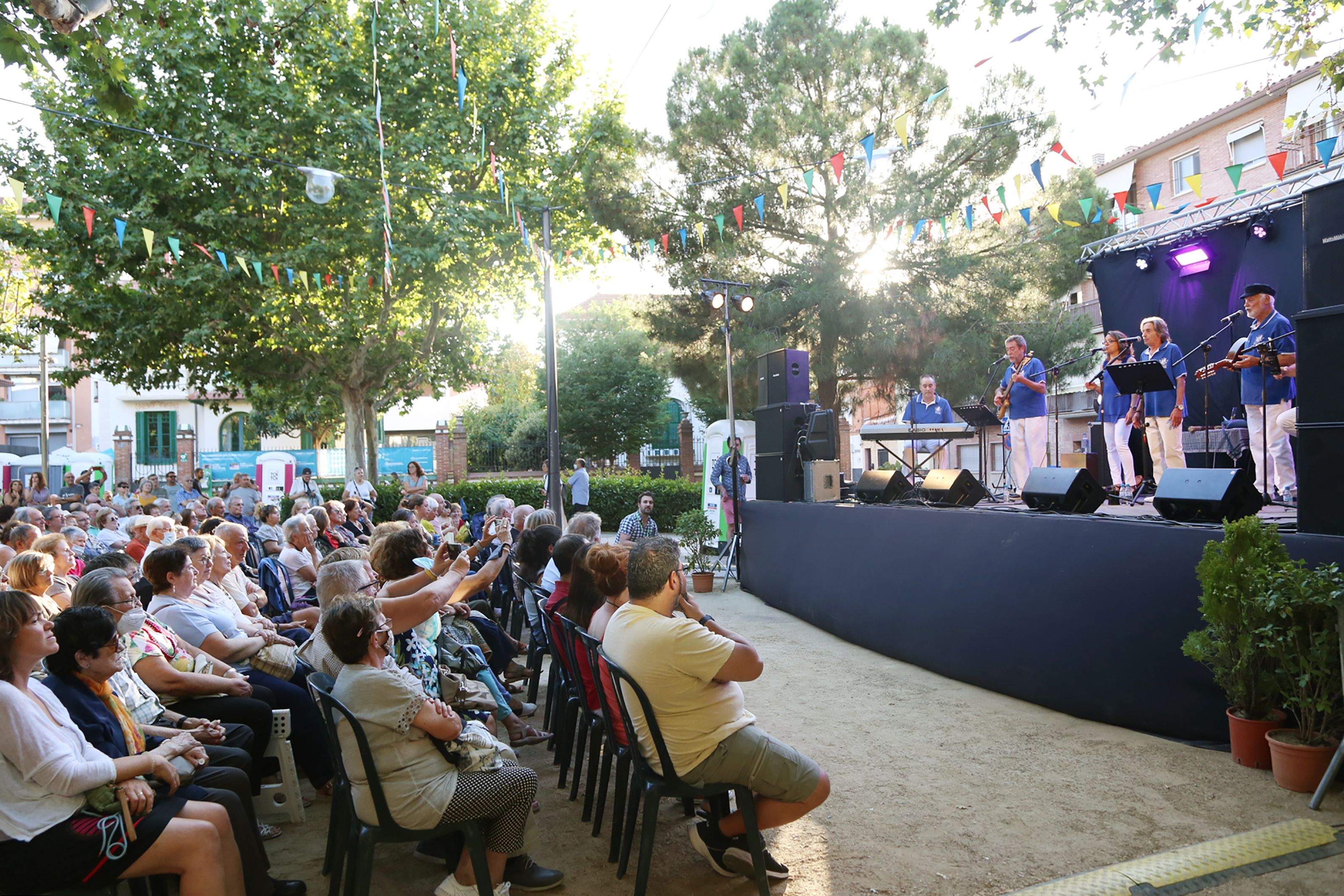 Concert d'havaneres, cançons de taverna i rom cremat al barri de Sant Francesc. FOTO: Anna Bassa