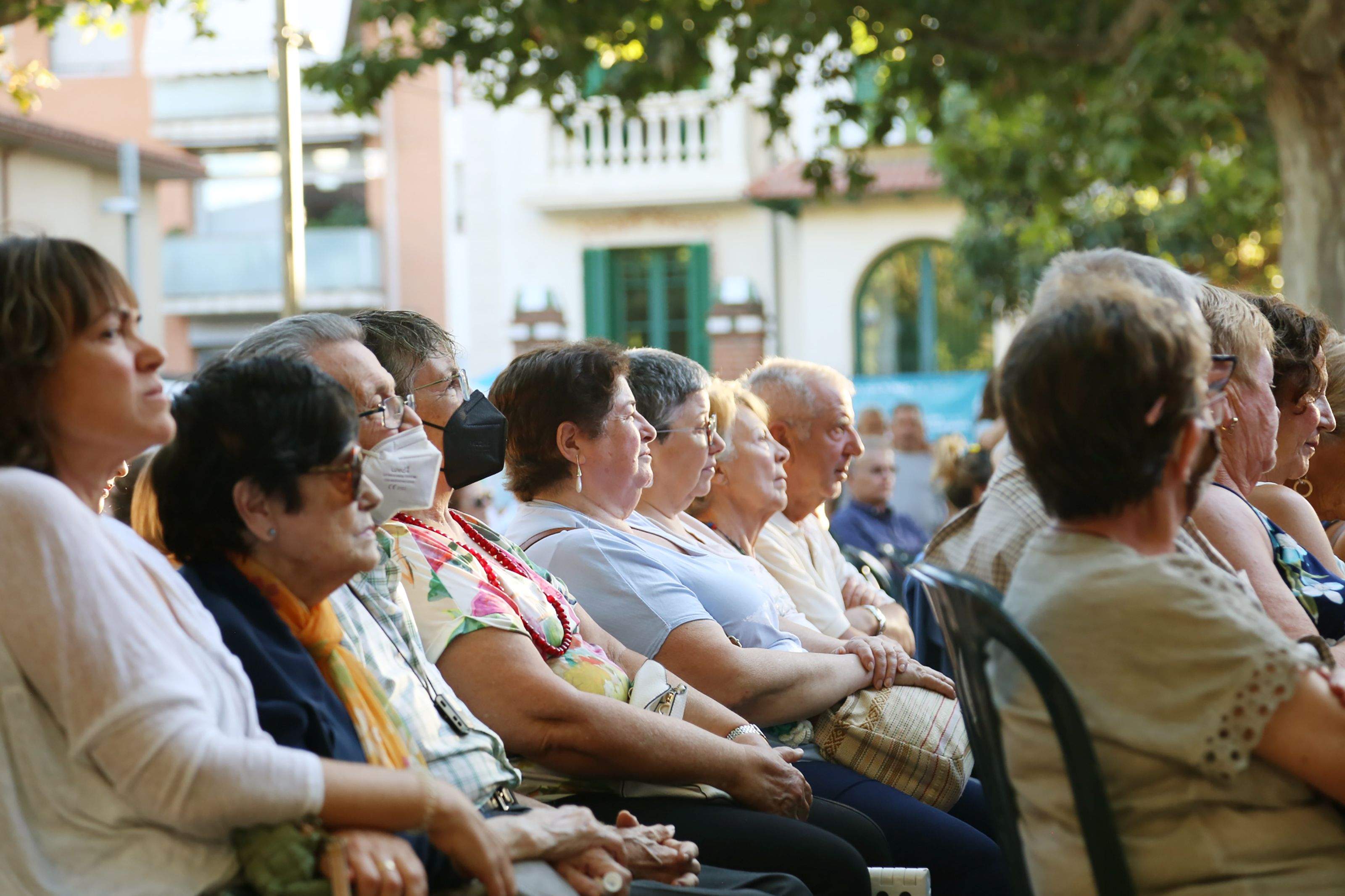 Concert d'havaneres, cançons de taverna i rom cremat al barri de Sant Francesc. FOTO: Anna Bassa
