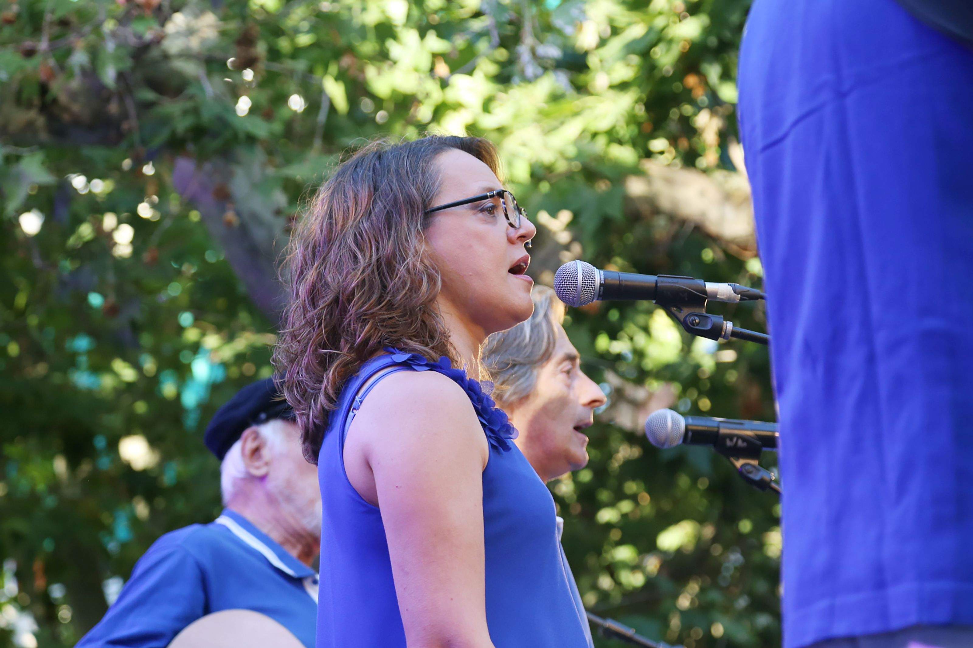 Concert d'havaneres, cançons de taverna i rom cremat al barri de Sant Francesc. FOTO: Anna Bassa