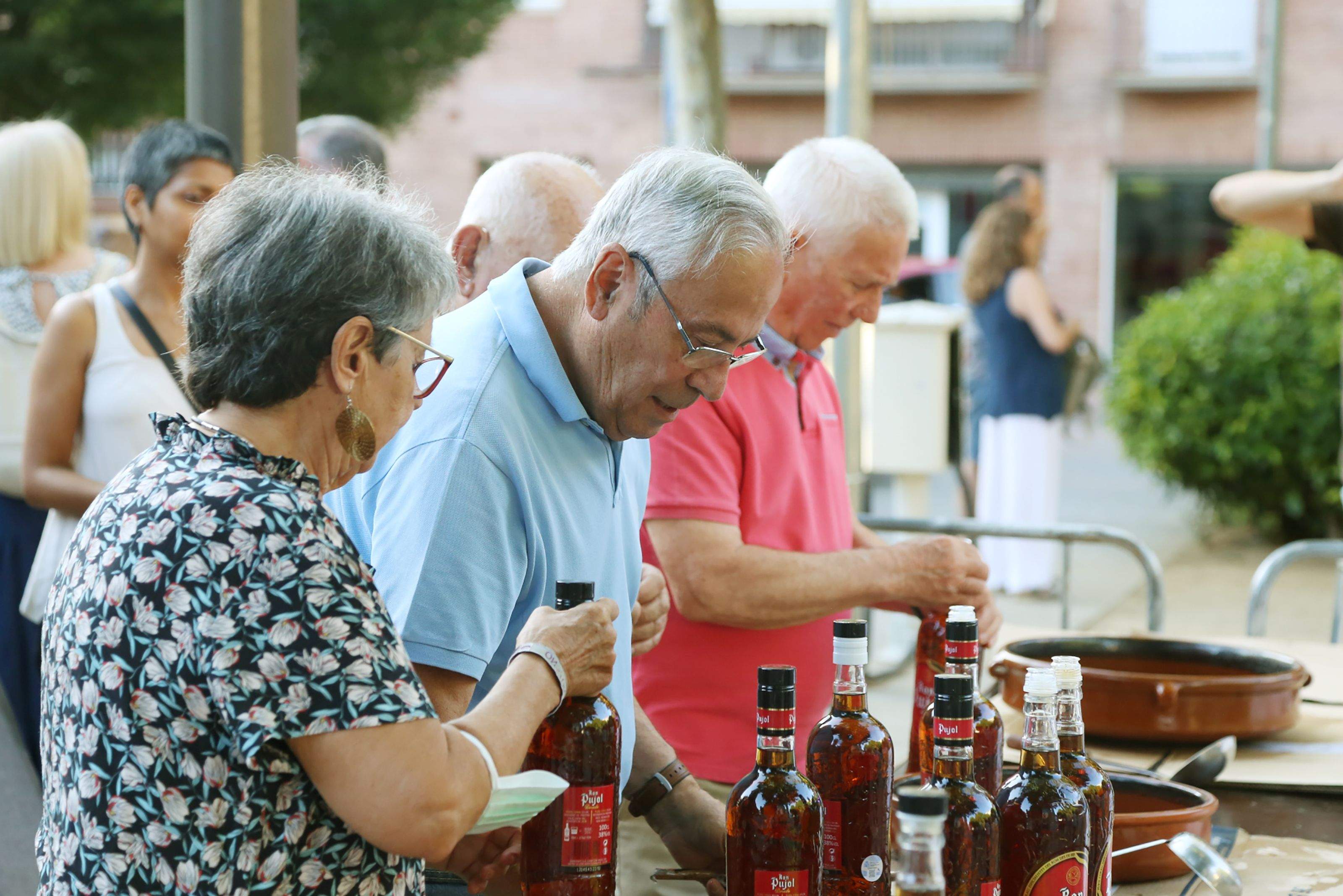 Preparació del rom cremat per l'espectacle d'havaneres. FOTO: Anna Bassa