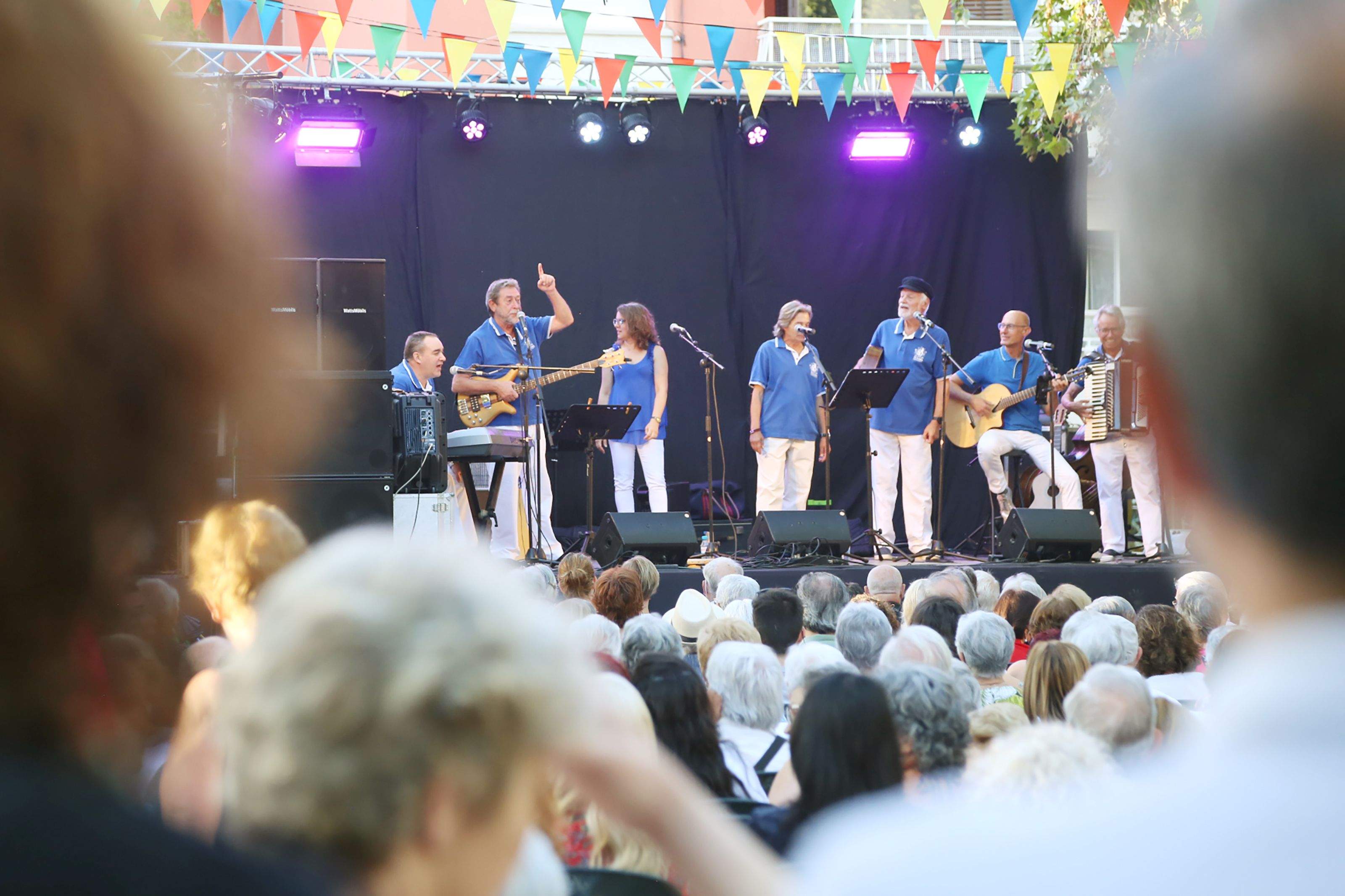 Concert d'havaneres, cançons de taverna i rom cremat al barri de Sant Francesc. FOTO: Anna Bassa