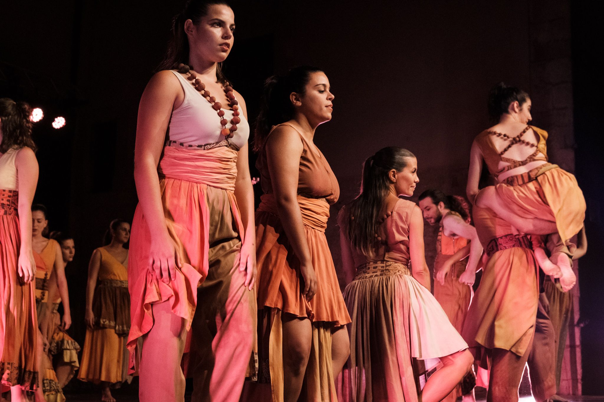 “El Cos que ens fa”, estrena del nou espectacle del Cos de Dansa de l’Esbart Sant Cugat. FOTO: Ale Gómez