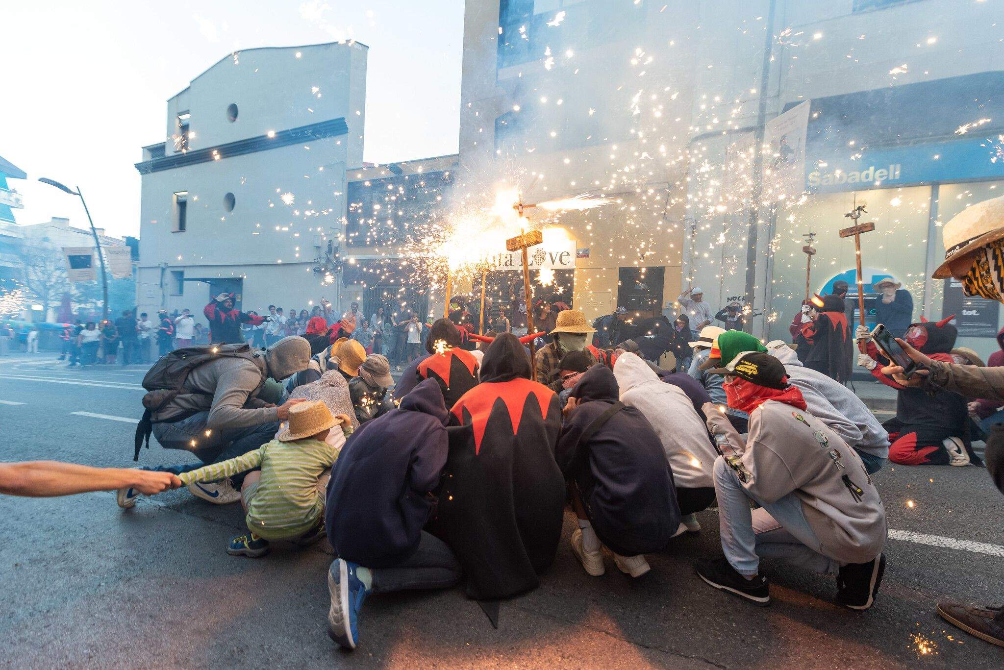 Correfoc infantil i jove de Festa Major amb les colles Diables Rojos de Sant Feliu de Llobregat, Diables de Cornellà, Diables d'Estrac i Diables de Sant Cugat. FOTO: Ajuntament