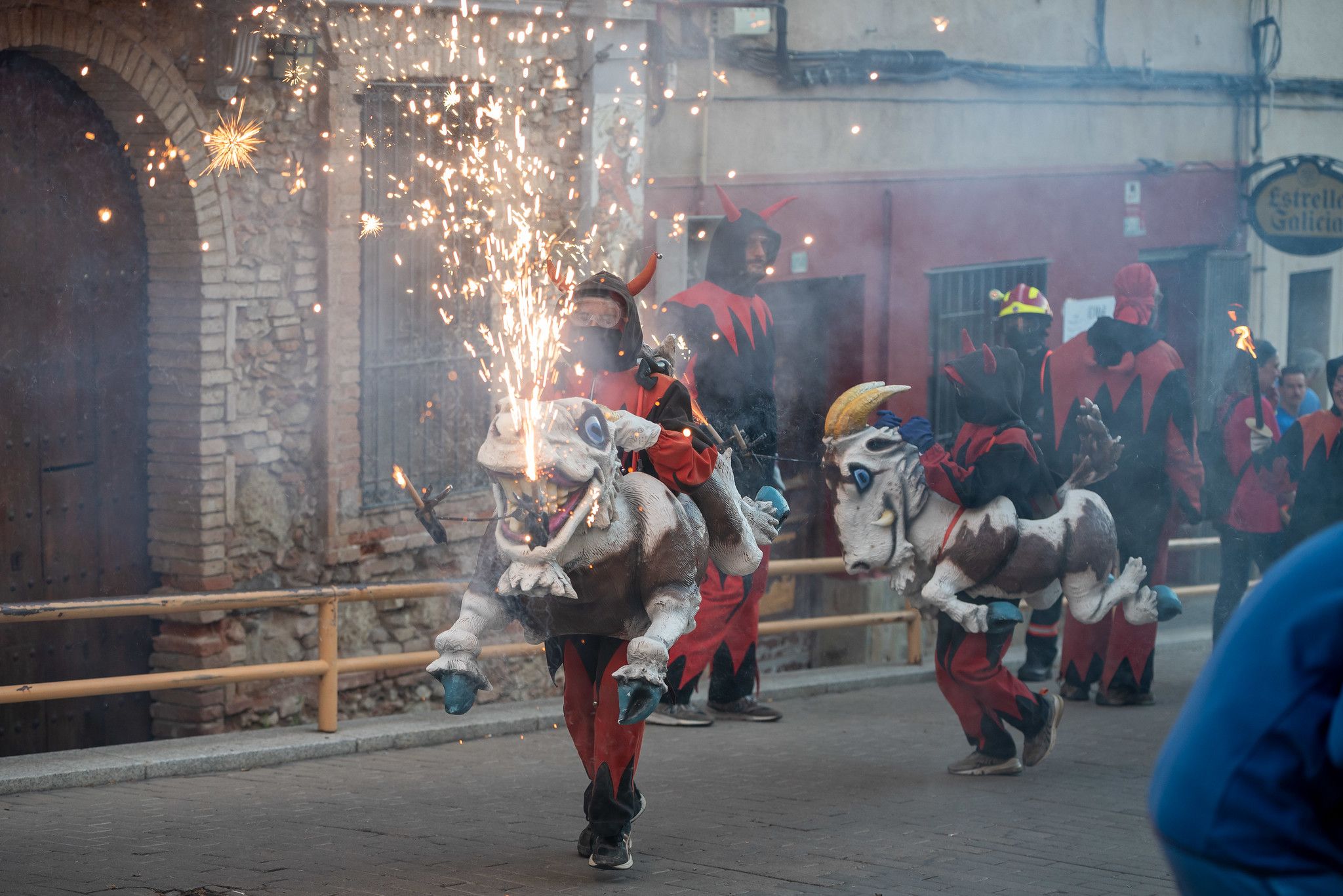Correfoc infantil i jove de Festa Major amb les colles Diables Rojos de Sant Feliu de Llobregat, Diables de Cornellà, Diables d'Estrac i Diables de Sant Cugat. FOTO: Ajuntament