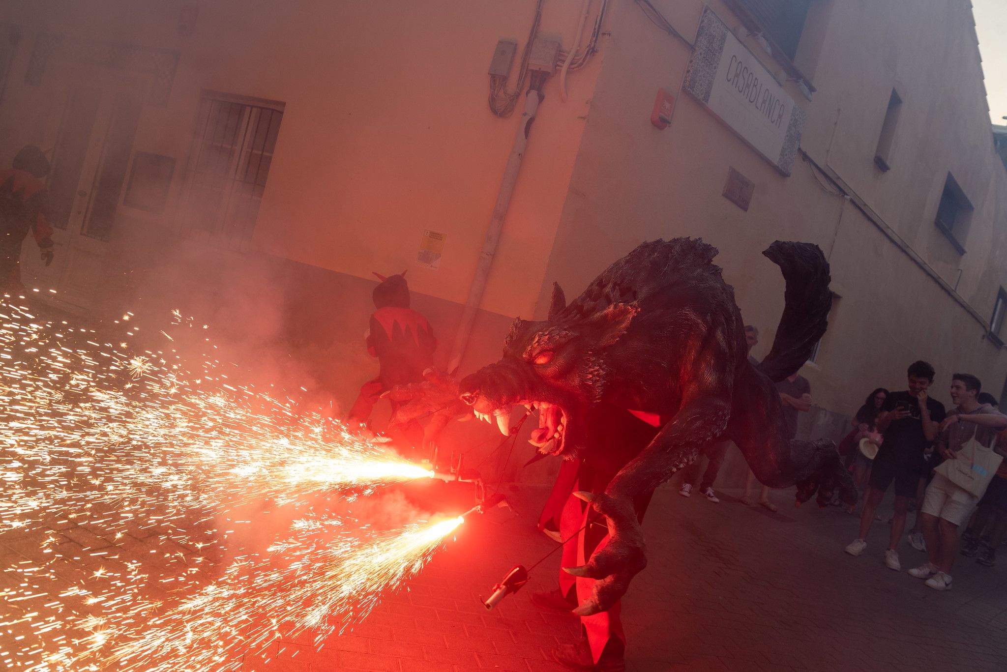Correfoc infantil i jove de Festa Major amb les colles Diables Rojos de Sant Feliu de Llobregat, Diables de Cornellà, Diables d'Estrac i Diables de Sant Cugat. FOTO: Ajuntament