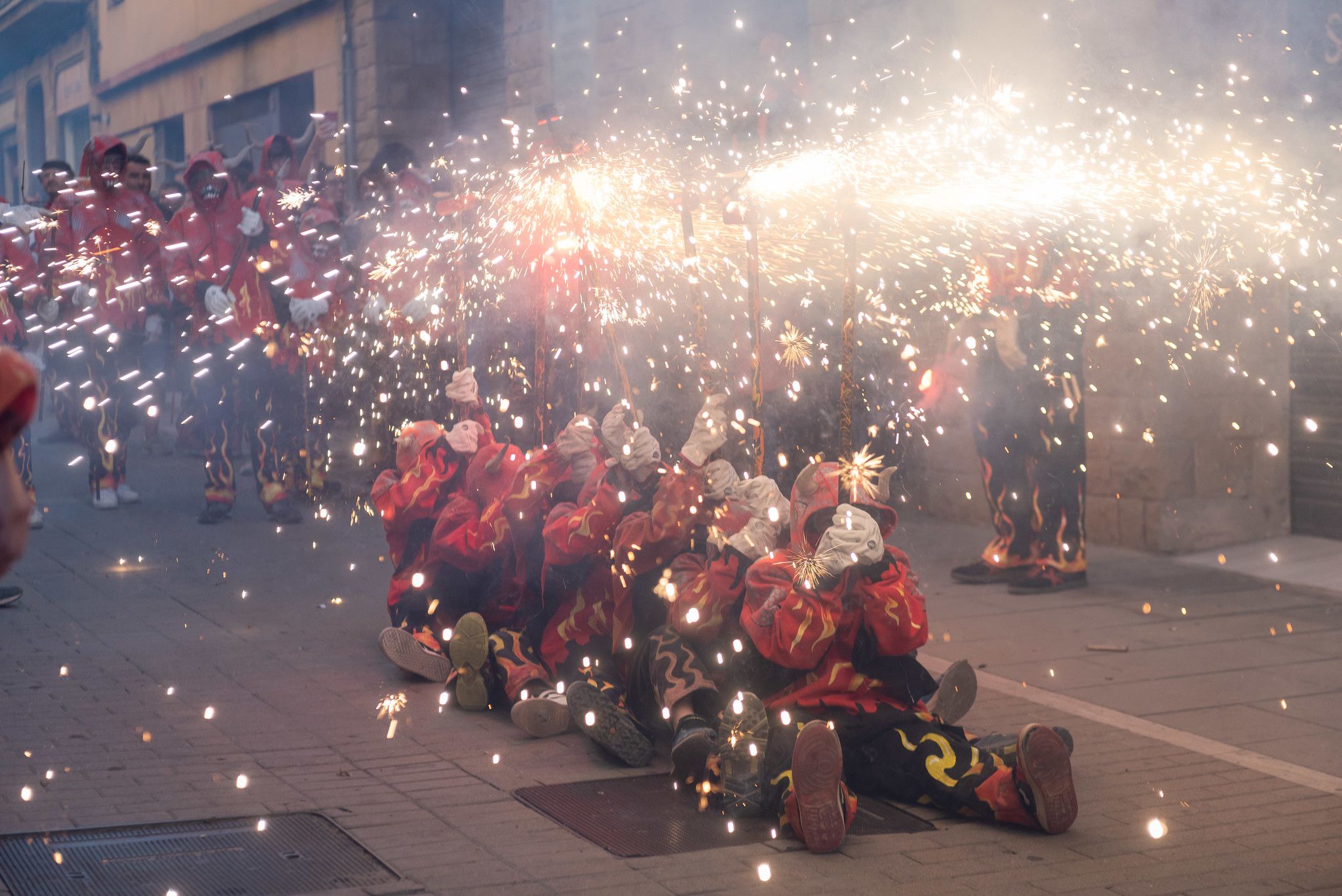 Correfoc infantil i jove de Festa Major amb les colles Diables Rojos de Sant Feliu de Llobregat, Diables de Cornellà, Diables d'Estrac i Diables de Sant Cugat. FOTO: Ajuntament