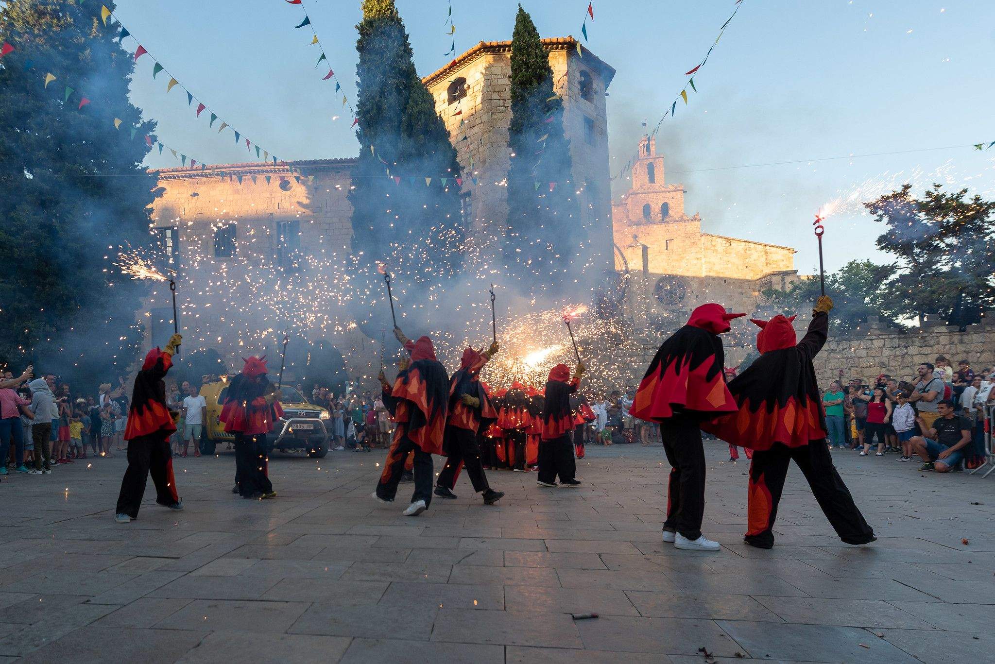 Correfoc infantil i jove de Festa Major amb les colles Diables Rojos de Sant Feliu de Llobregat, Diables de Cornellà, Diables d'Estrac i Diables de Sant Cugat. FOTO: Ajuntament