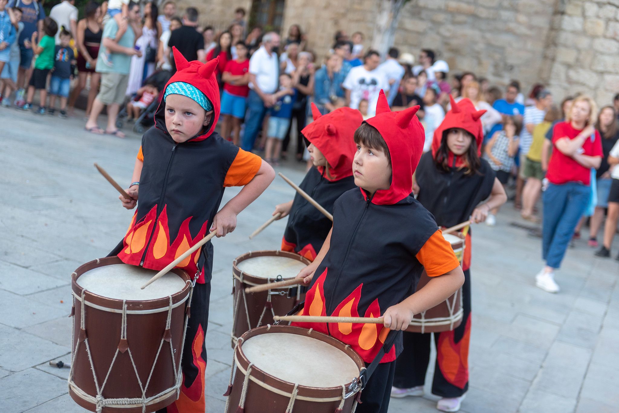 Correfoc infantil i jove de Festa Major amb les colles Diables Rojos de Sant Feliu de Llobregat, Diables de Cornellà, Diables d'Estrac i Diables de Sant Cugat. FOTO: Ajuntament