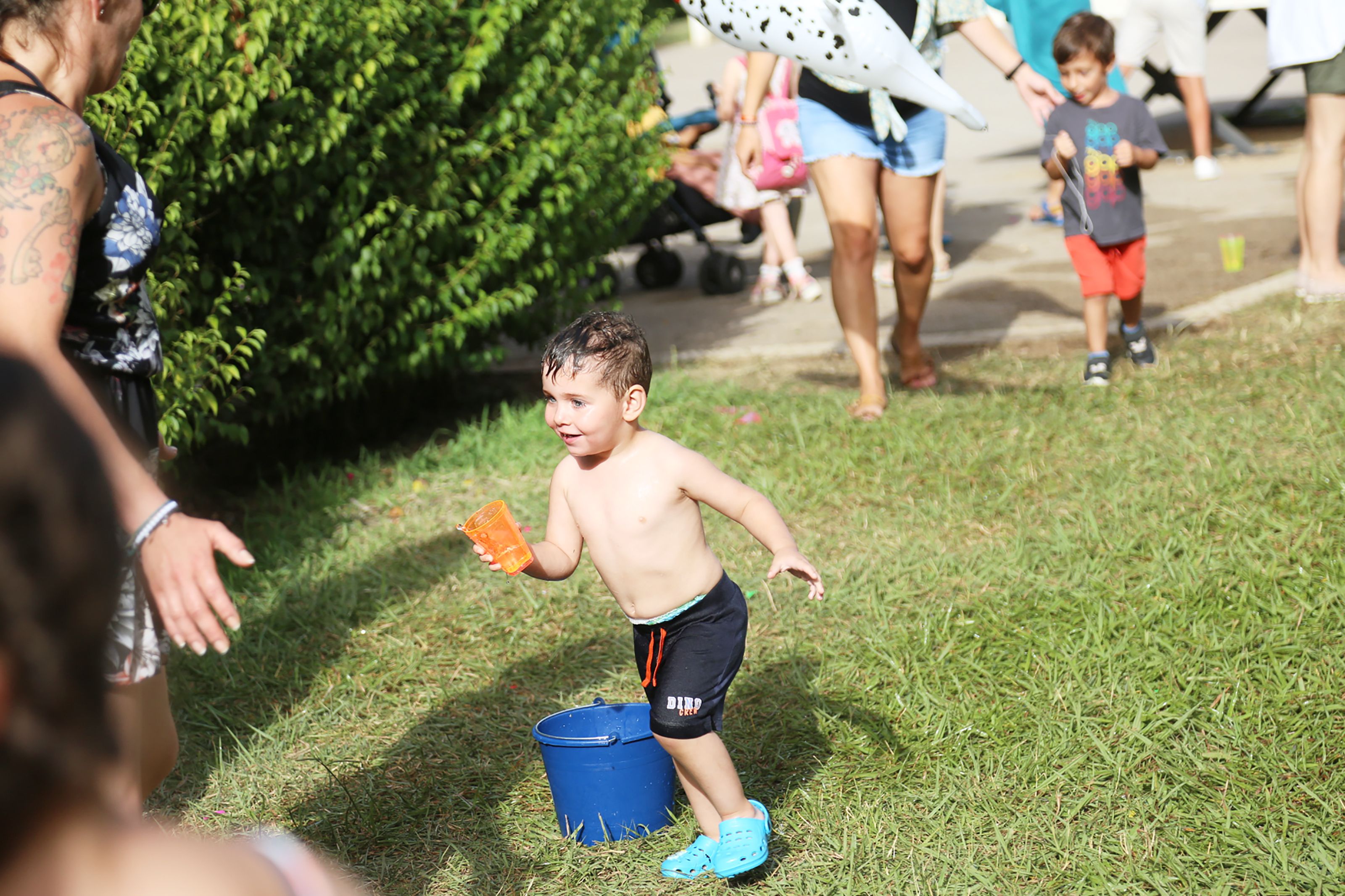Infants i famílies disfrutant a la festa de l'aigua a la Festa de l'Esport al Carrer. FOTO: Anna Bassa