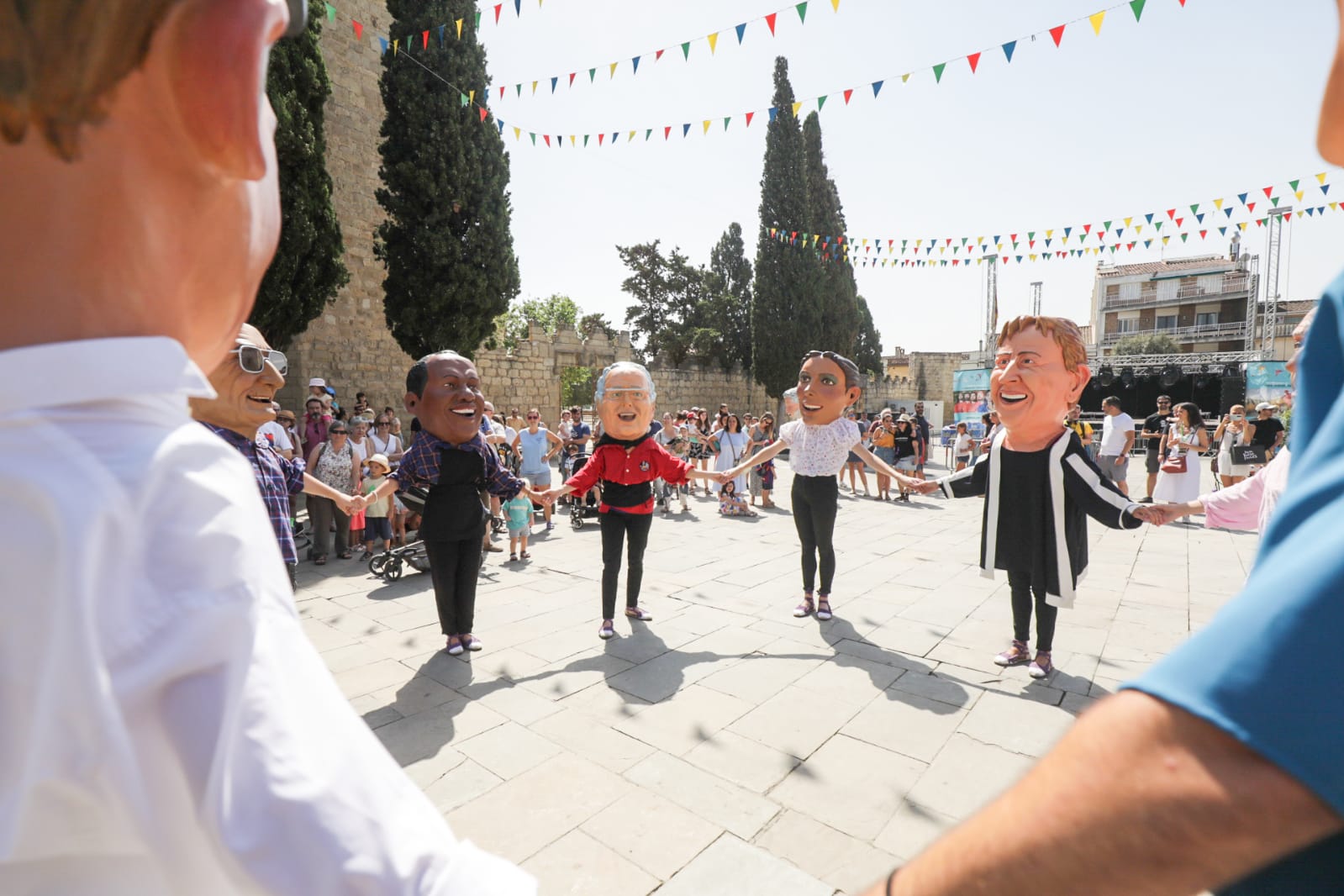 Els caparrots i capgrossos dansen les places de Sant Cugat. FOTO: Ajuntament