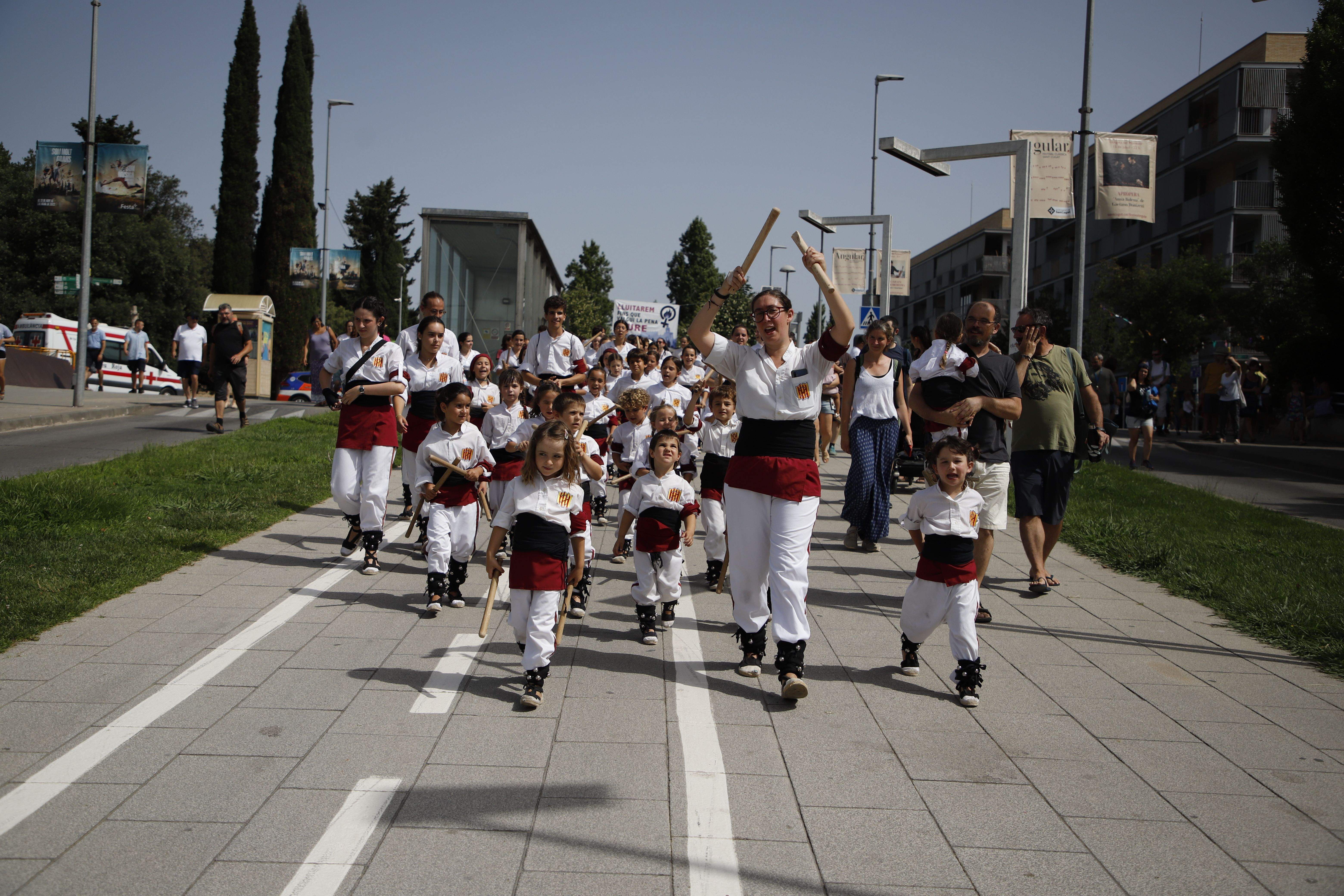 Els bastoners desperten Sant Cugat l'últim dia de Festa Major. FOTO: Lara Castañeda