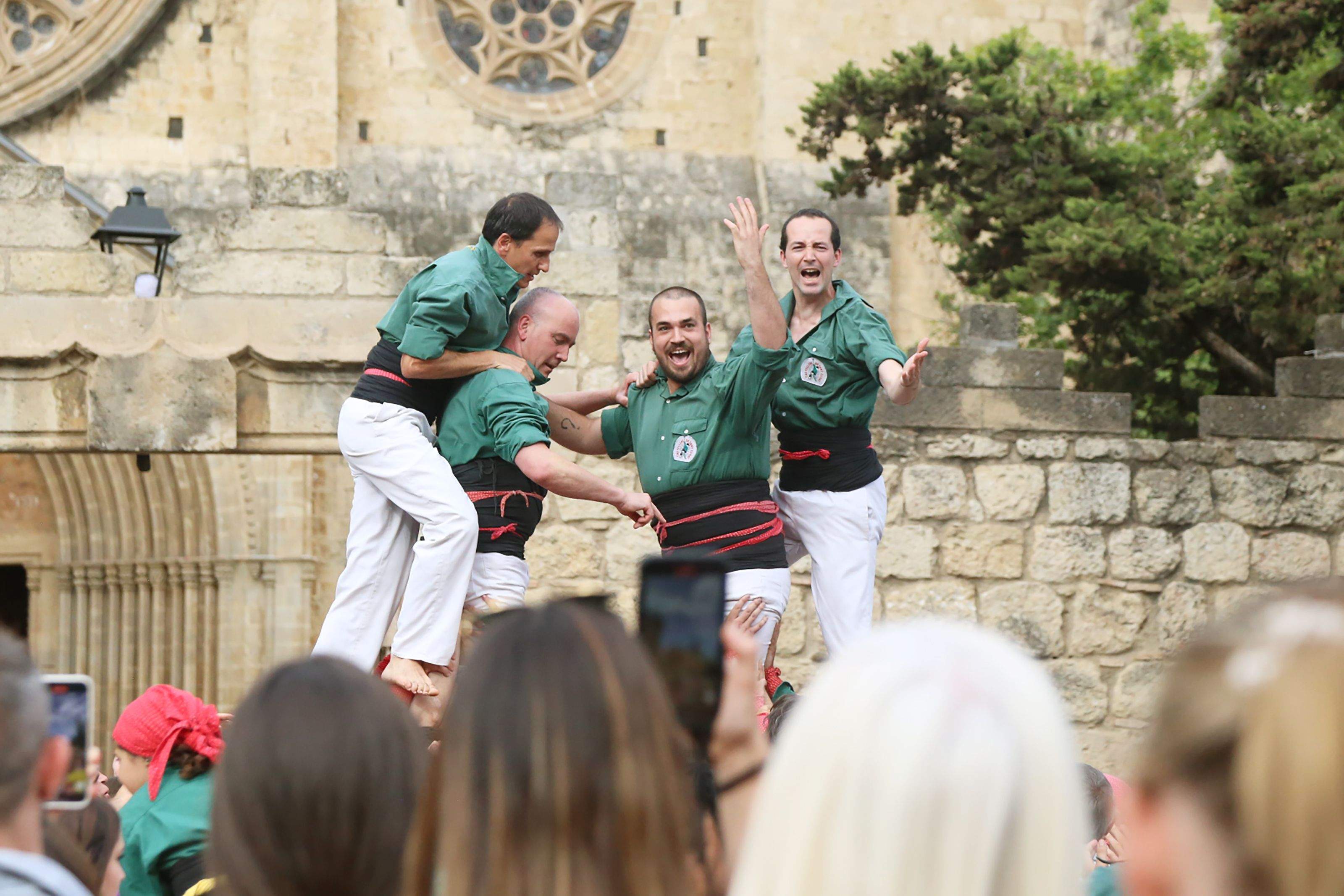 Els Castellers de Sant Cugat celebren que han descarregat el castell amb èxit en laen la XXV diada castellera de Festa Major. FOTO: Anna Bassa