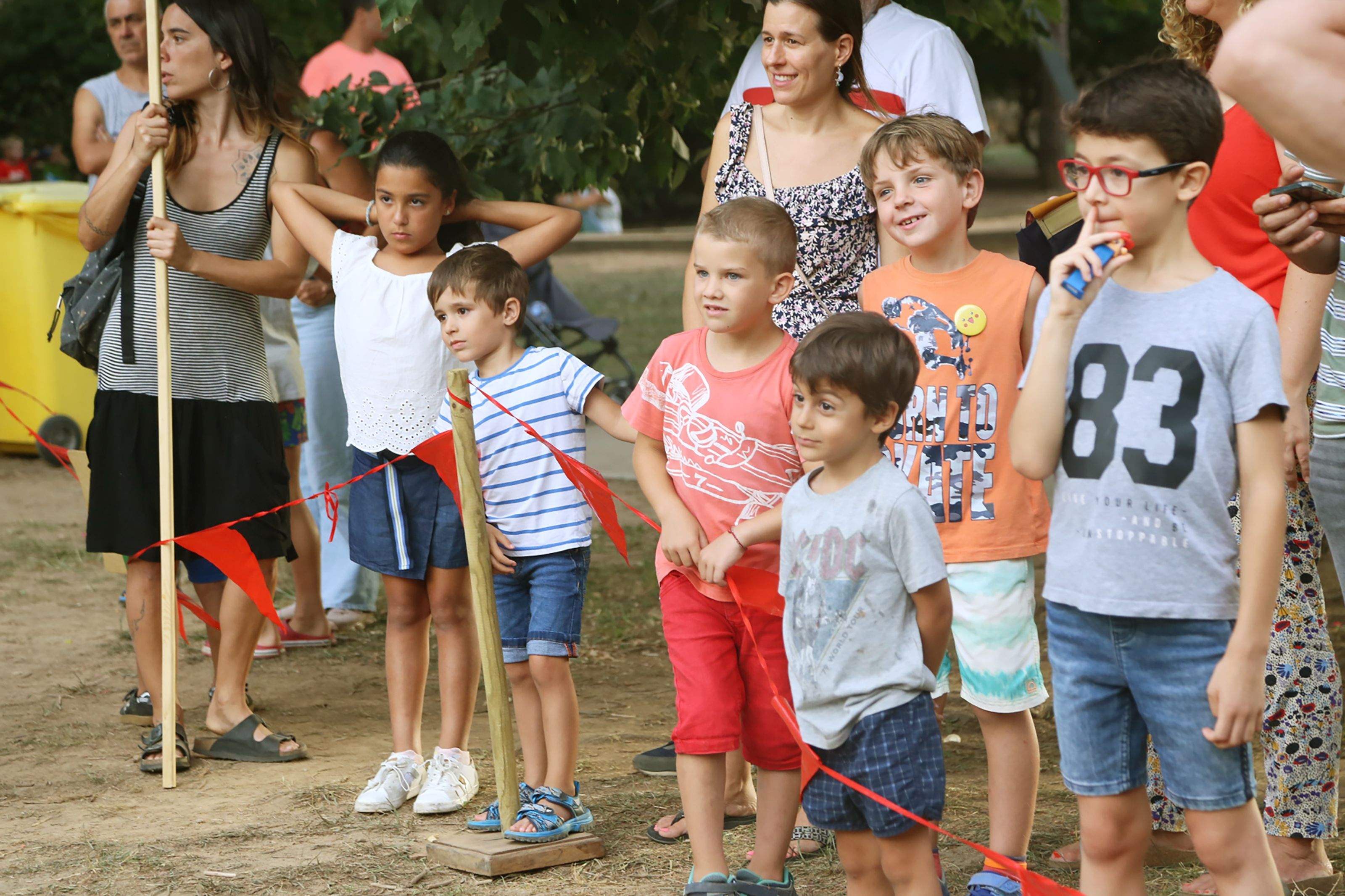 Infants i famílies gaudint del racó infantil de Festa Major. FOTO: Anna Bassa