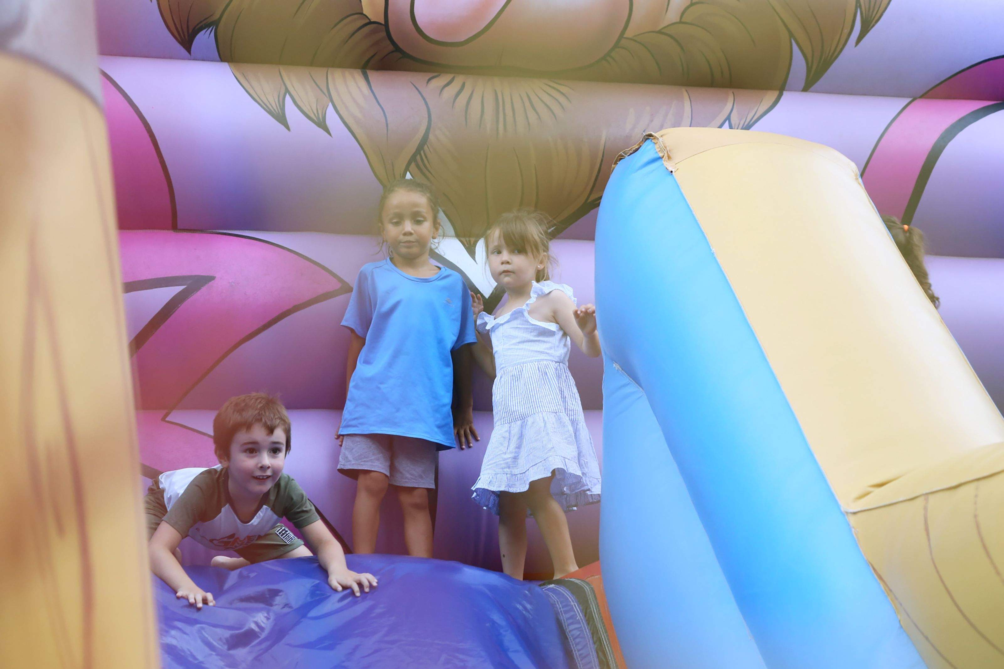 Infants i famílies gaudint del racó infantil de Festa Major. FOTO: Anna Bassa