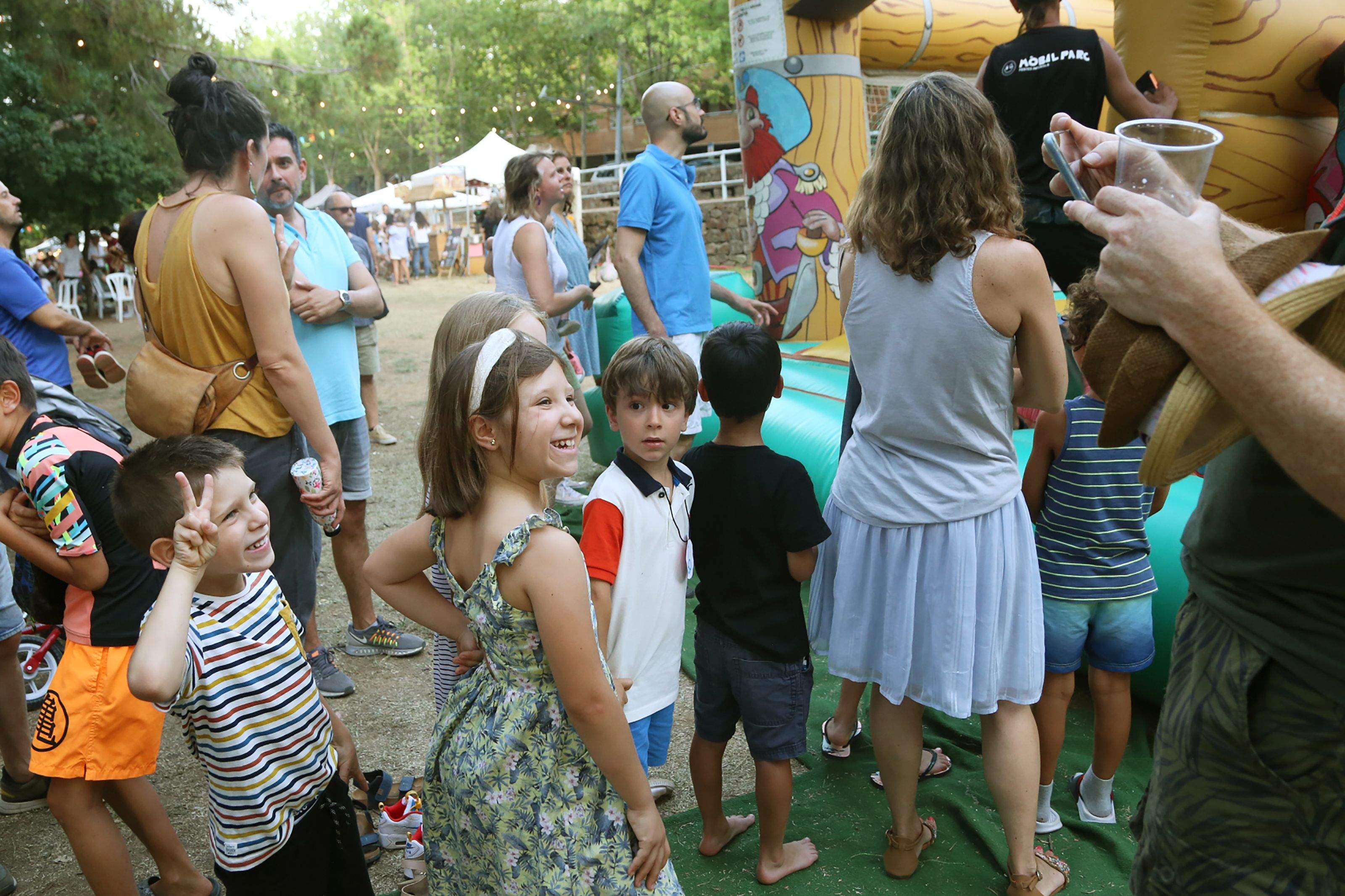 Infants i famílies gaudint del racó infantil de Festa Major. FOTO: Anna Bassa