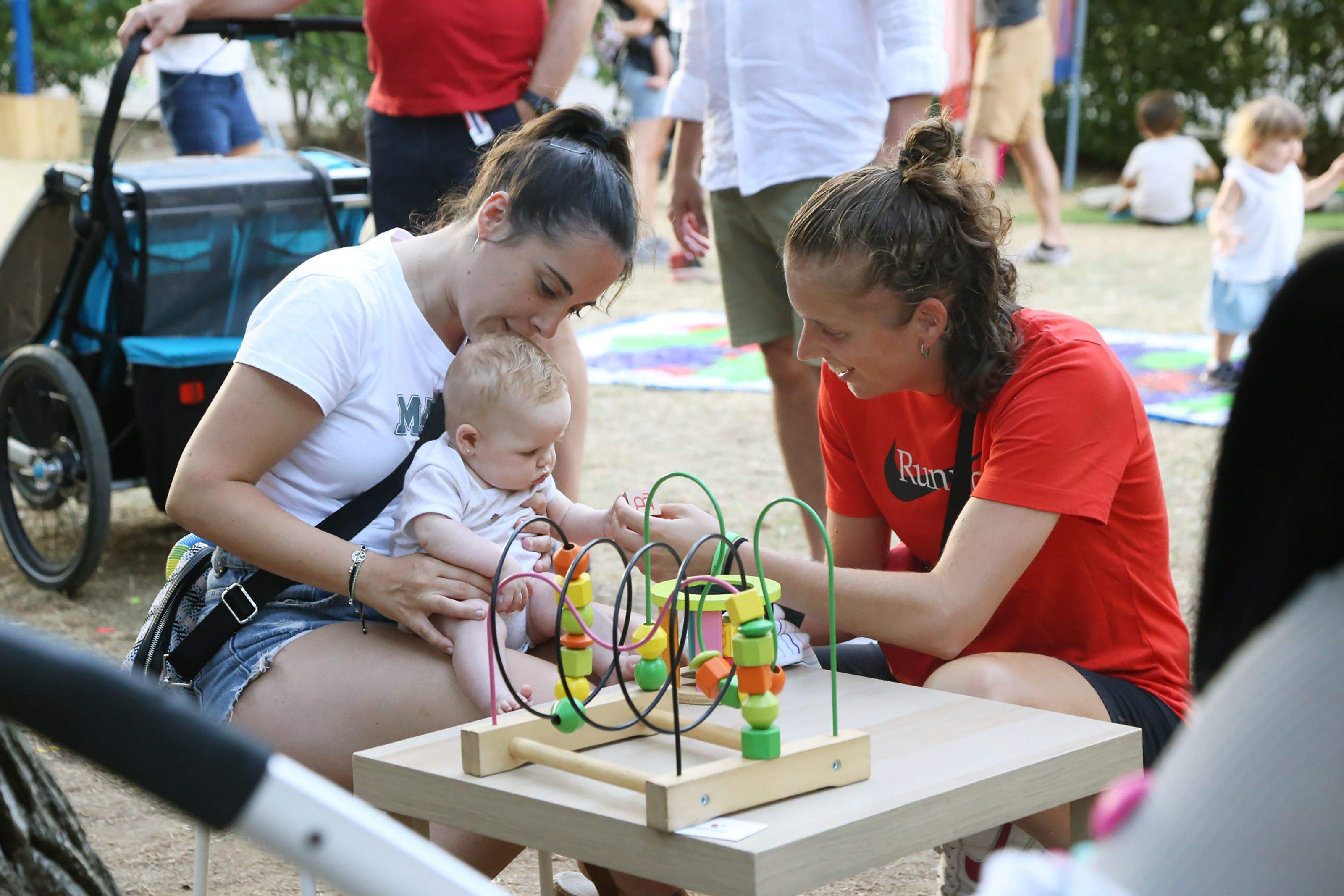 Infants i famílies gaudint del racó infantil de Festa Major. FOTO: Anna Bassa