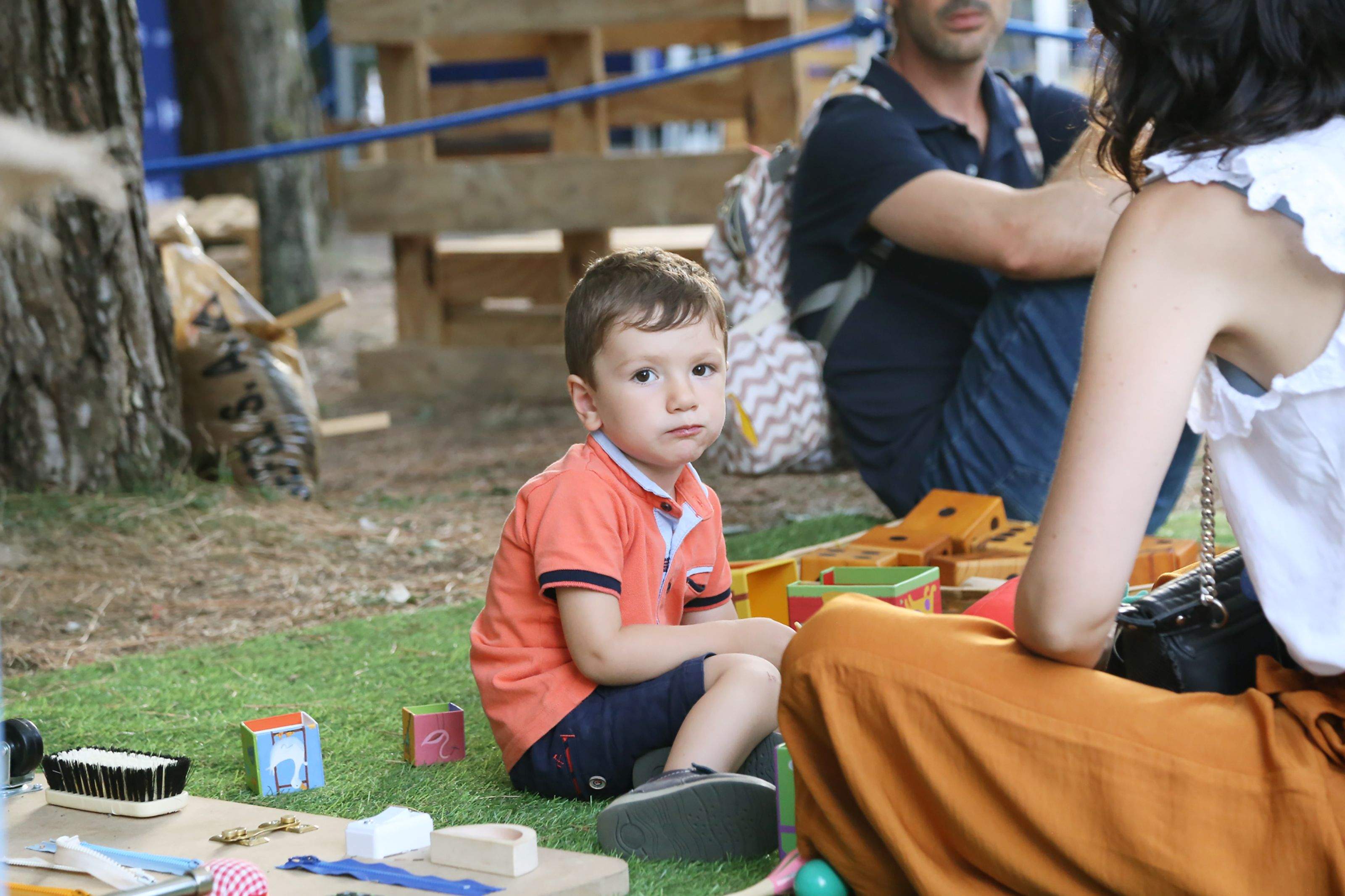Infants i famílies gaudint del racó infantil de Festa Major. FOTO: Anna Bassa