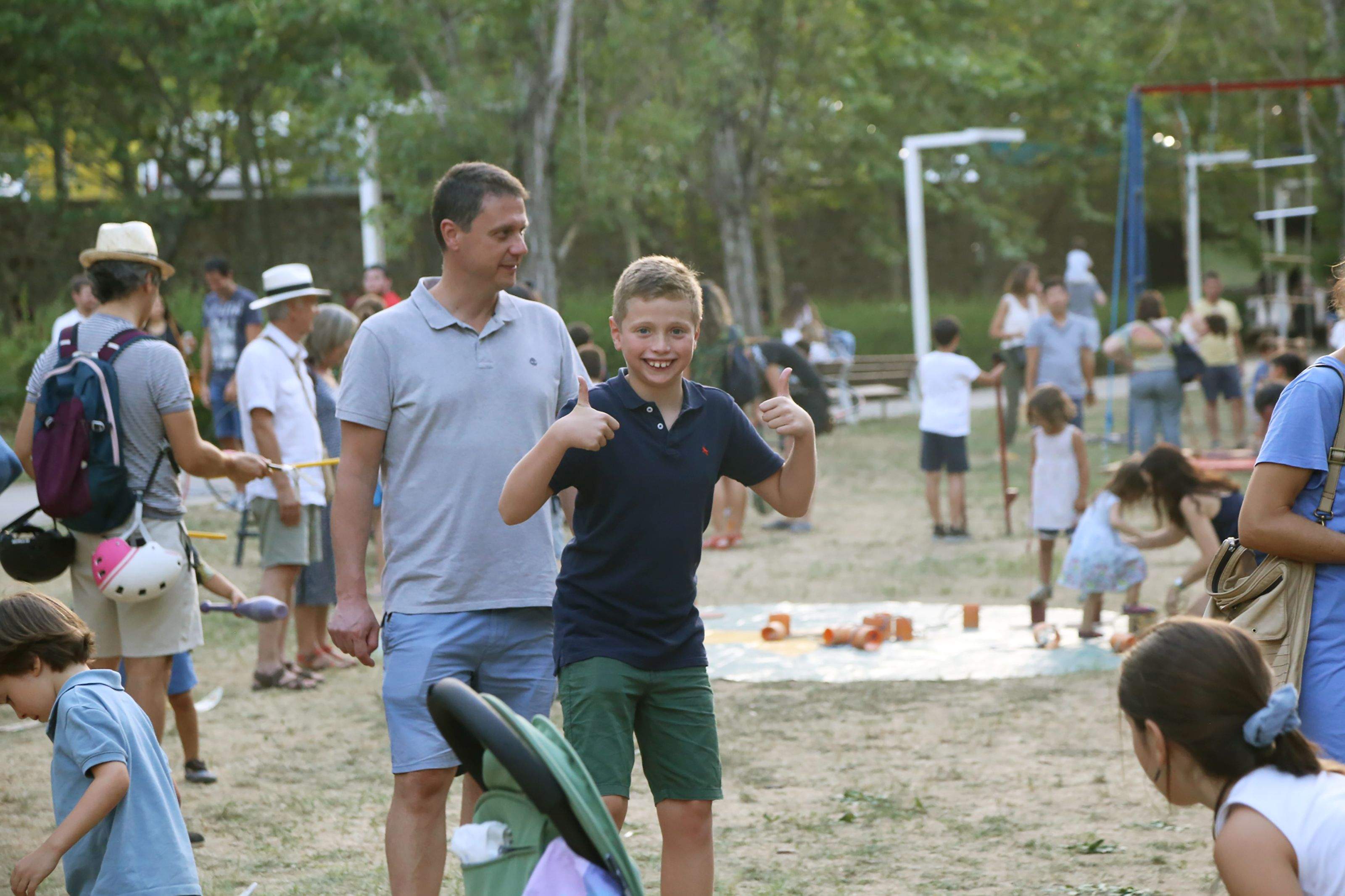 Infants i famílies gaudint del racó infantil de Festa Major. FOTO: Anna Bassa