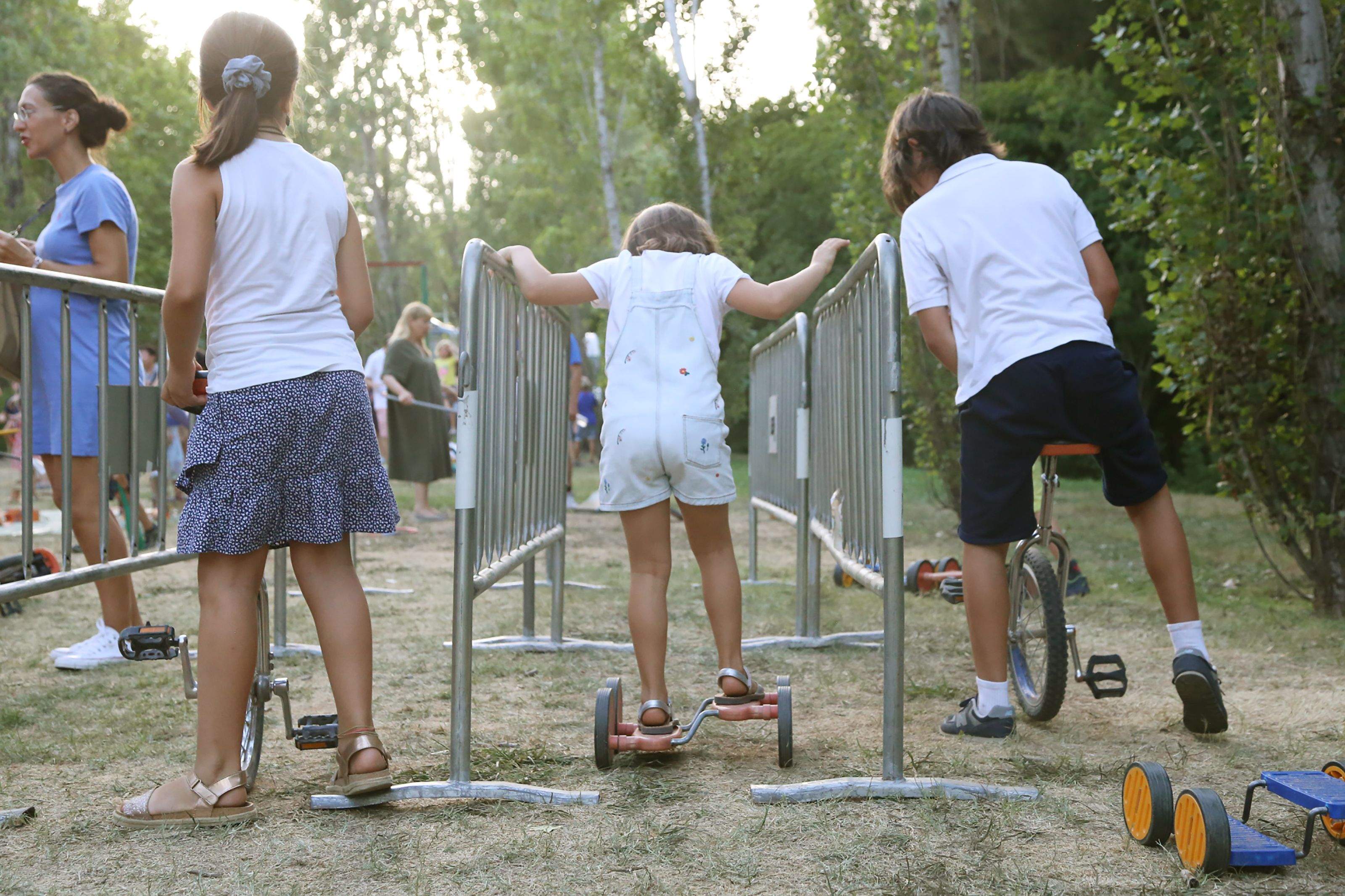 Infants i famílies gaudint del racó infantil de Festa Major. FOTO: Anna Bassa