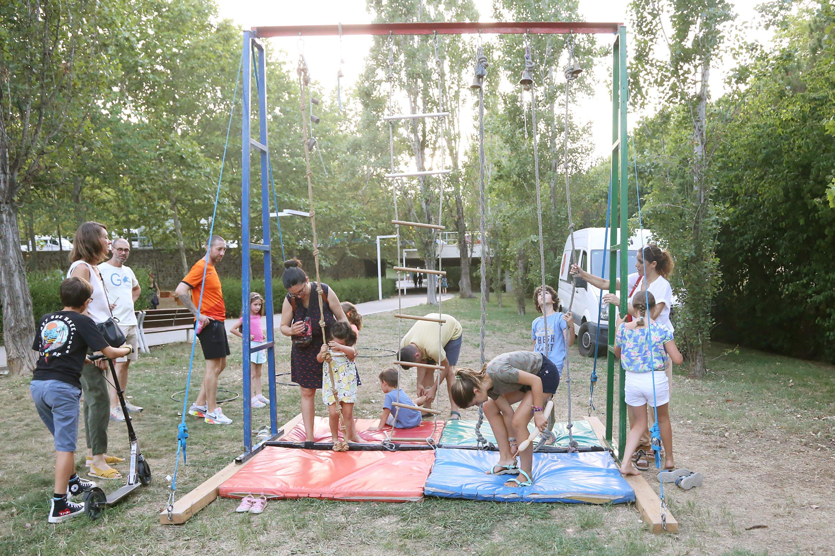Infants i famílies gaudint del racó infantil de Festa Major. FOTO: Anna Bassa