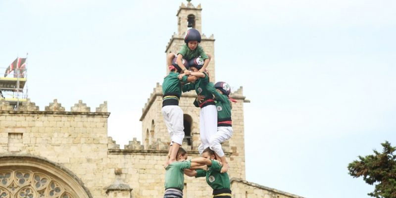 Els castellers de Sant Cugat a la XXV Diada castellera de Festa Major amb el Monestir de fons. FOTO: Anna Bassa