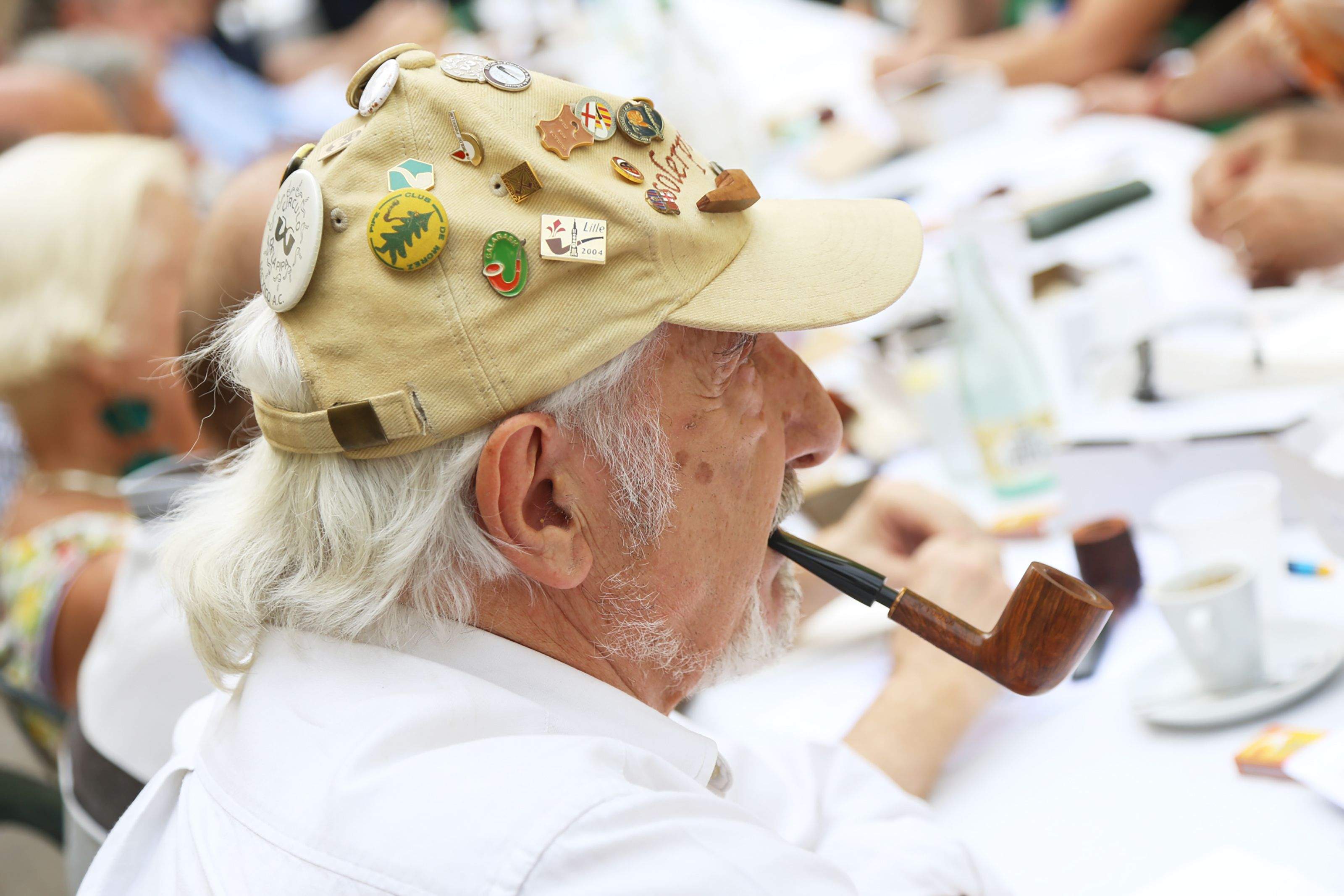 Fumada lenta de pipa en record a Eugeni Vila. FOTO: Anna Bassa