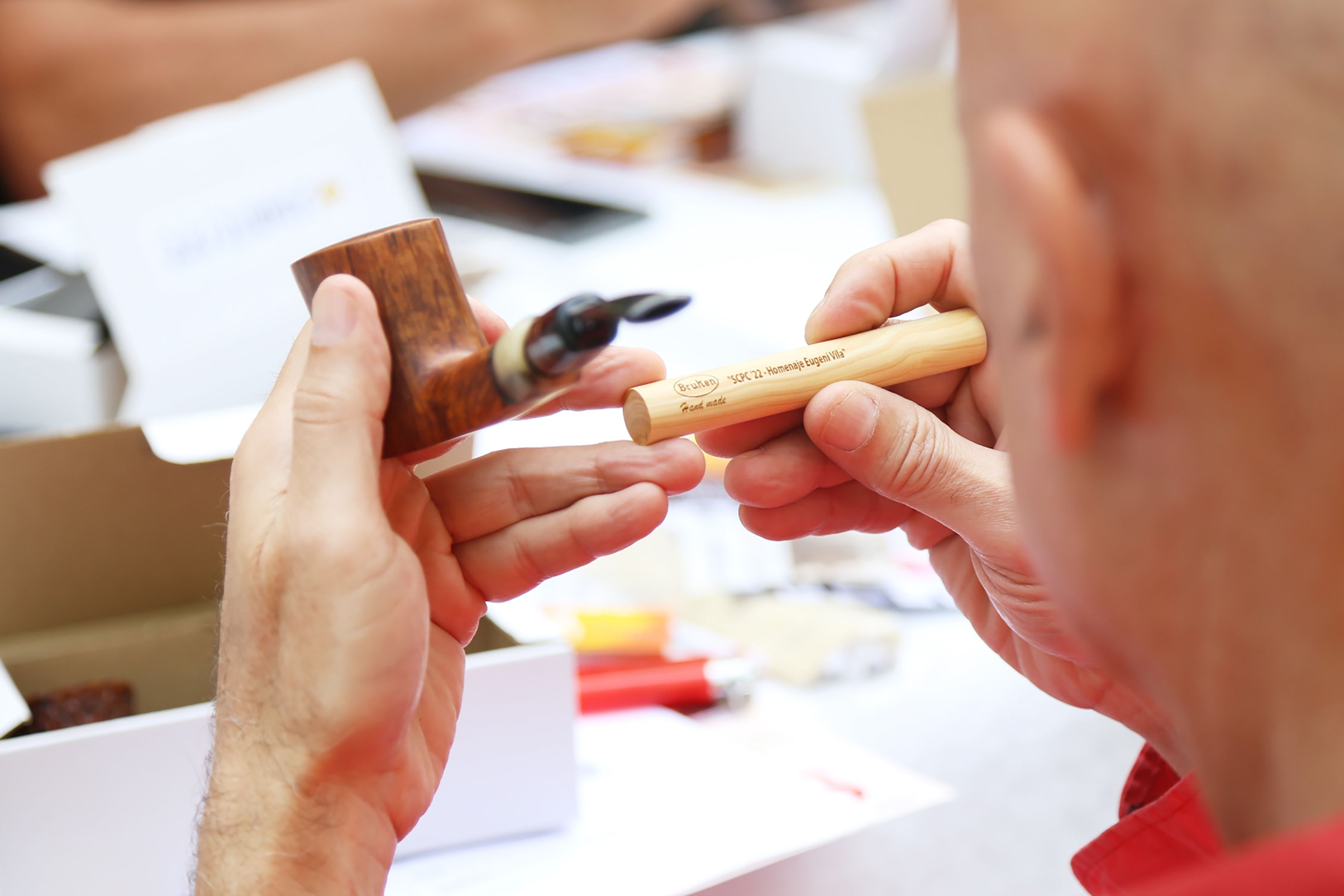 Fumada lenta de pipa en record a Eugeni Vila. FOTO: Anna Bassa