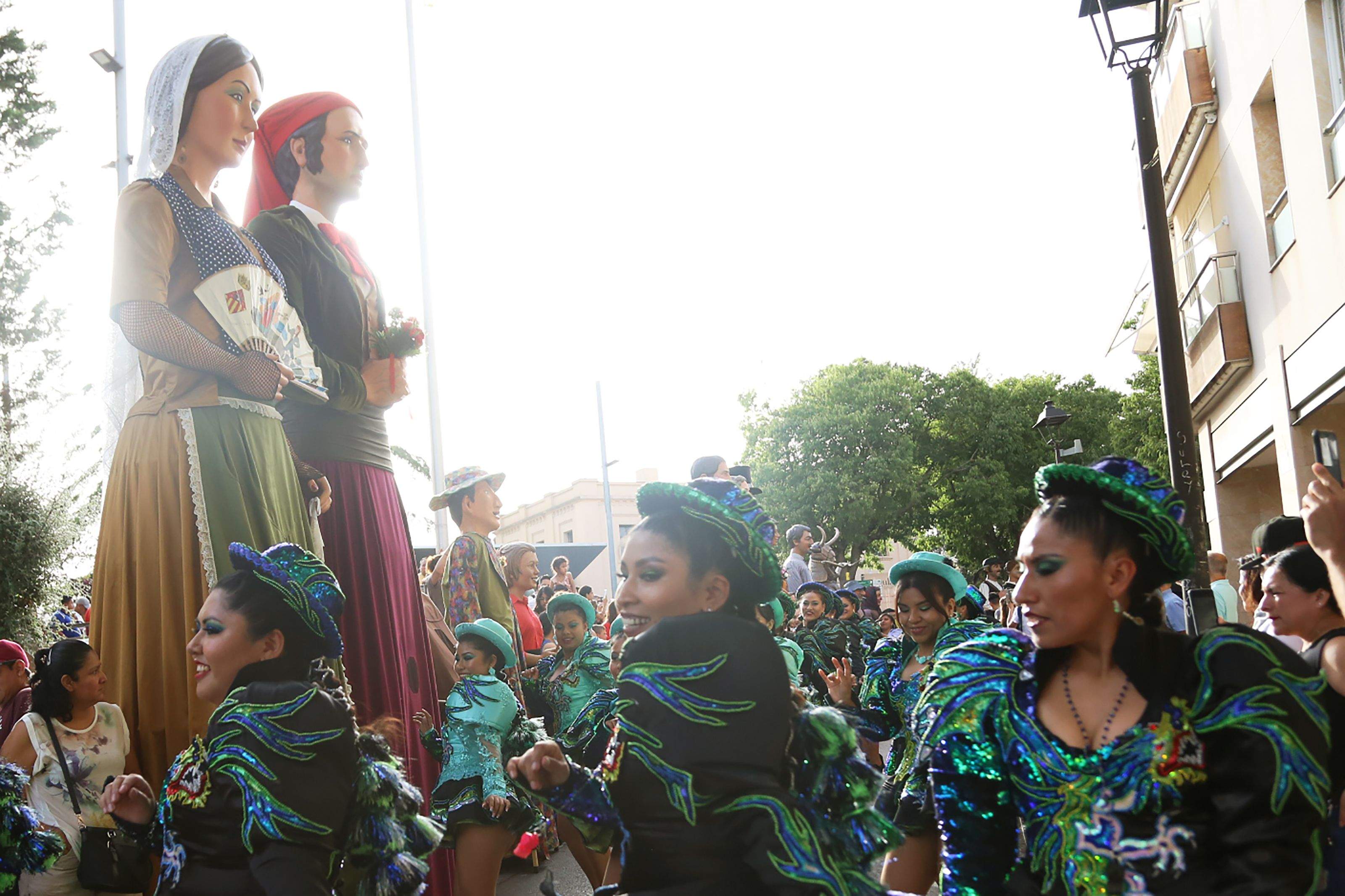 Rua de balls tradicionals de Bolívia a Sant Cugat. FOTO: Anna Bassa
