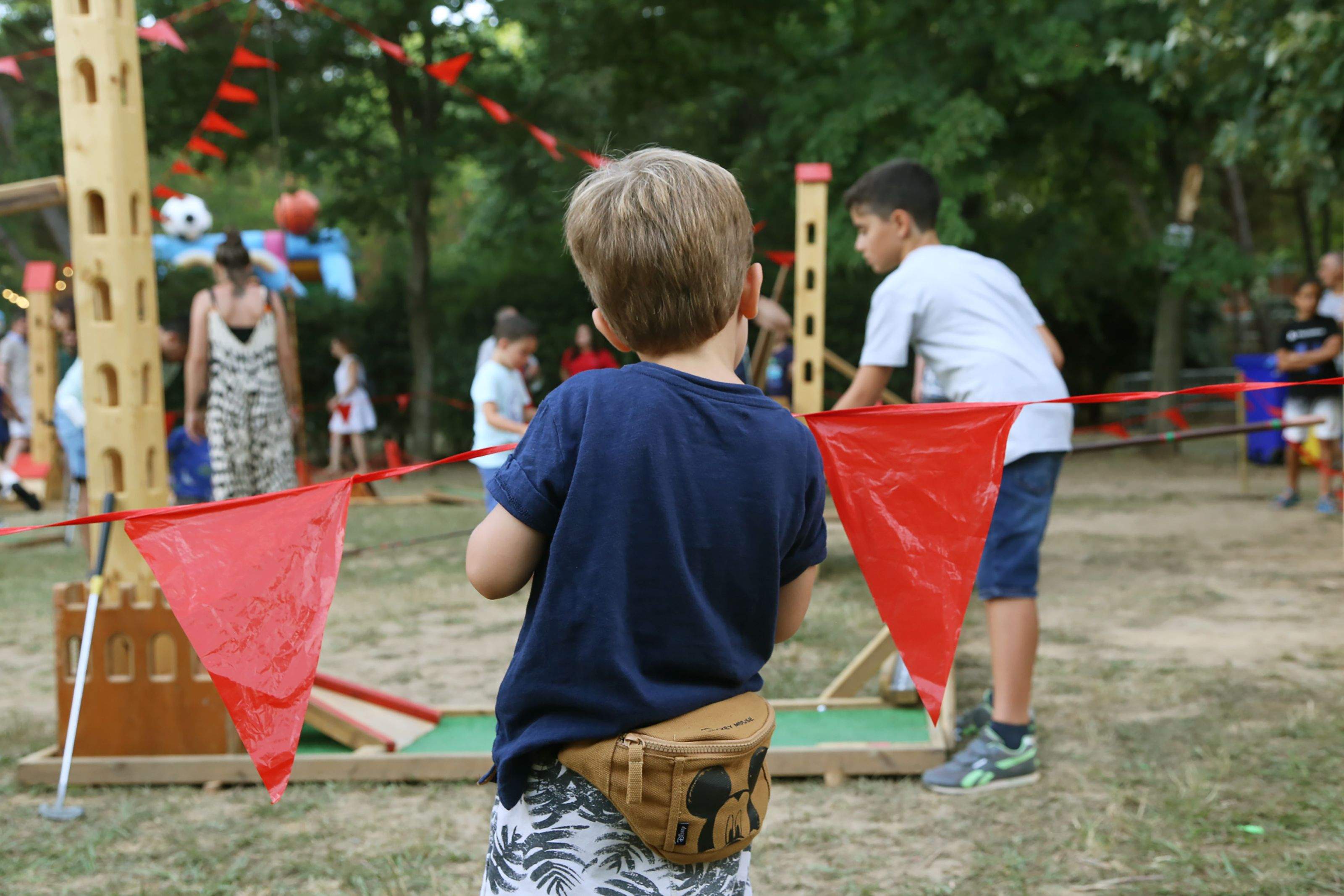 Infants i famílies gaudint del racó infantil de Festa Major. FOTO: Anna Bassa