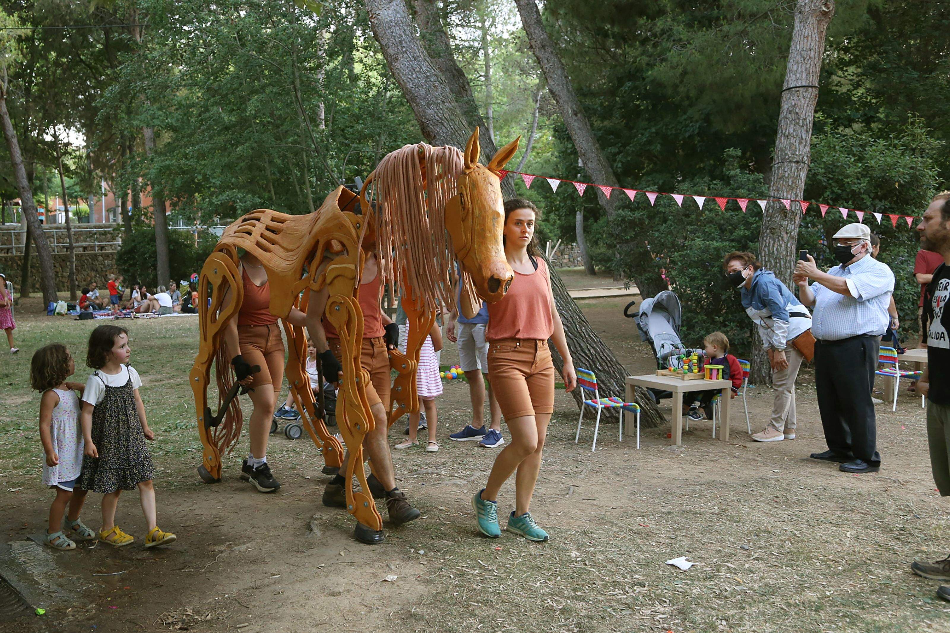 Infants i famílies gaudint del racó infantil de Festa Major. FOTO: Anna Bassa