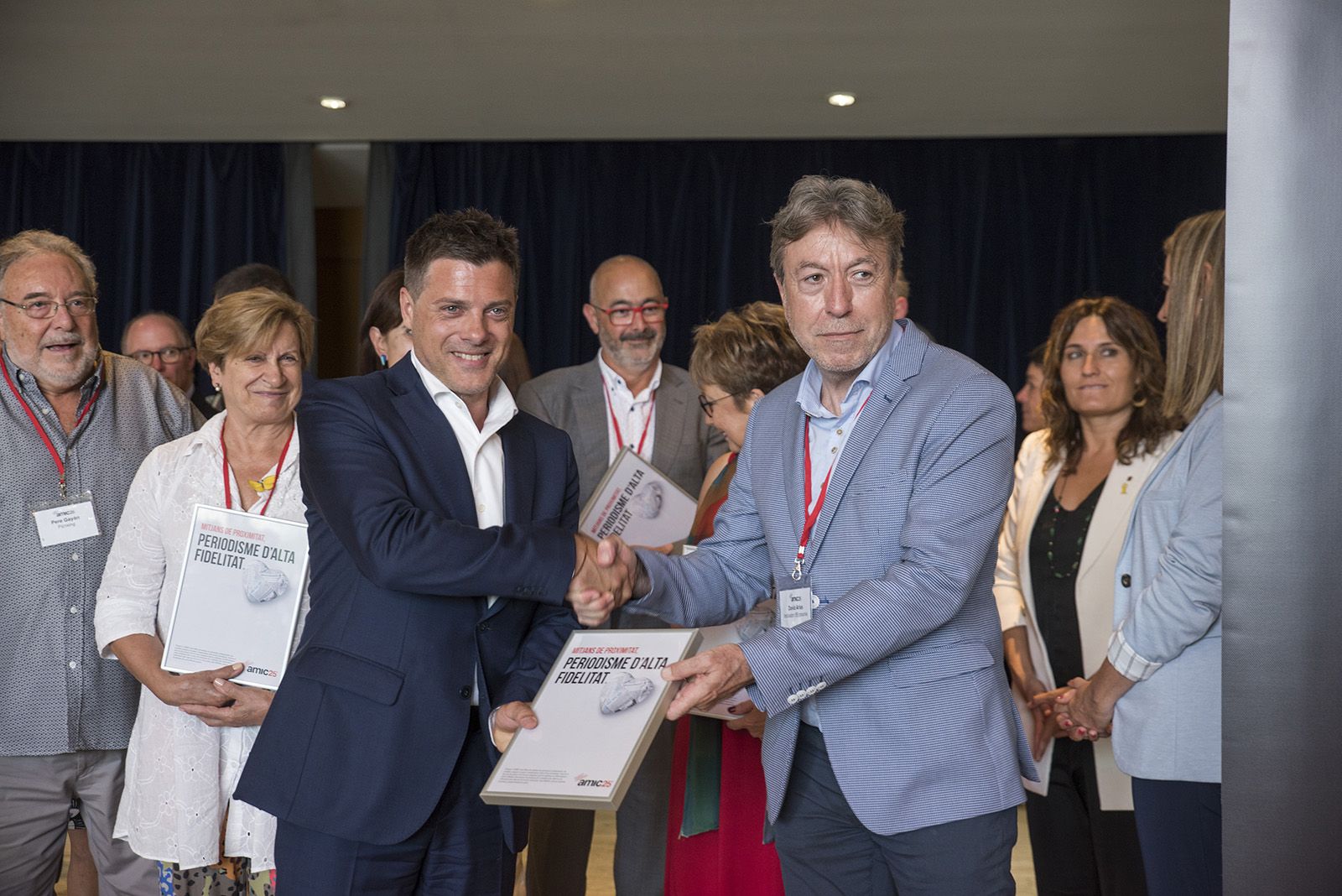 Entrega de diplomes pel 25è aniversari de l'AMIC. FOTO: Bernat Millet.