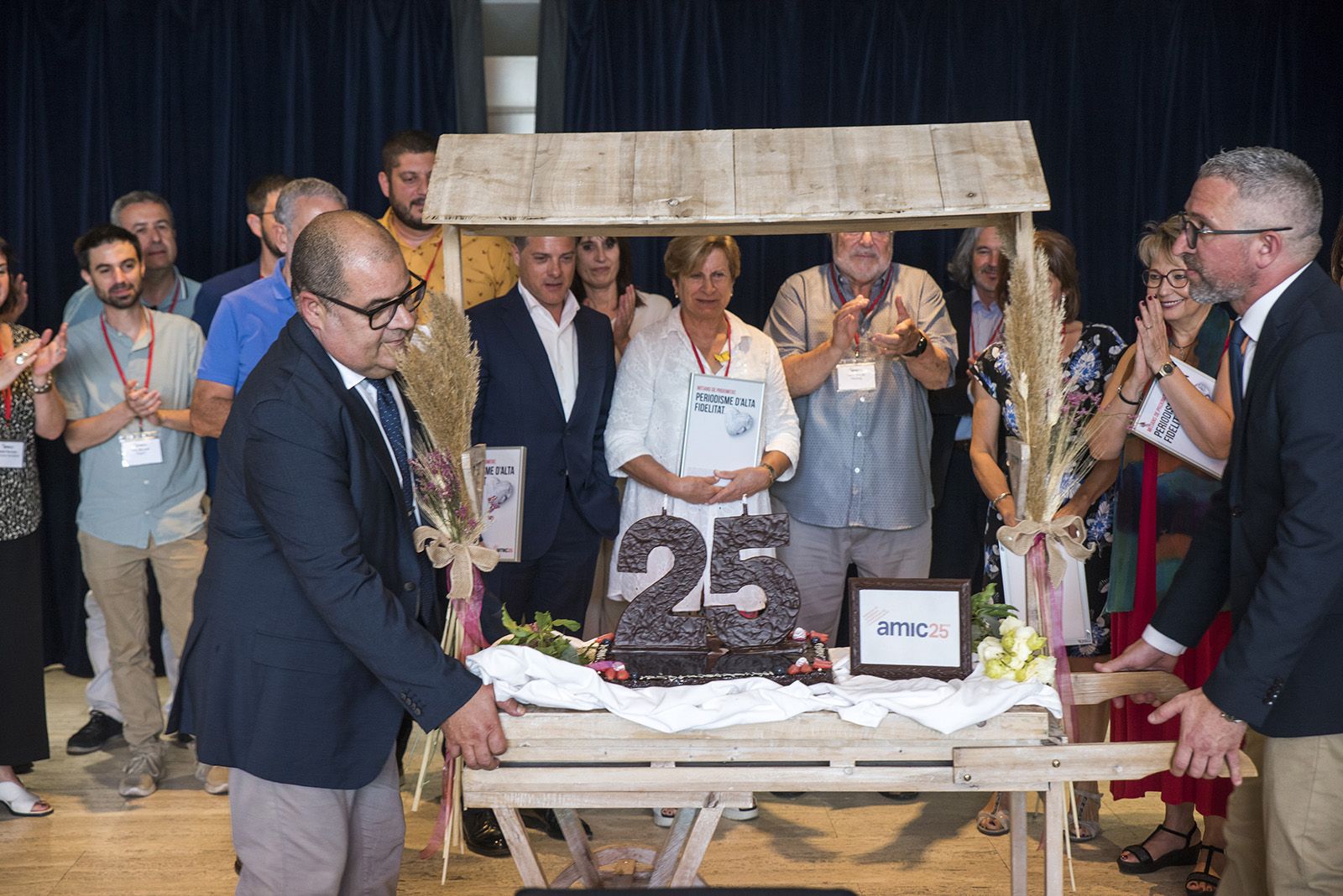 Pastís pel 25è aniversari de l'AMIC. FOTO: Bernat Millet.