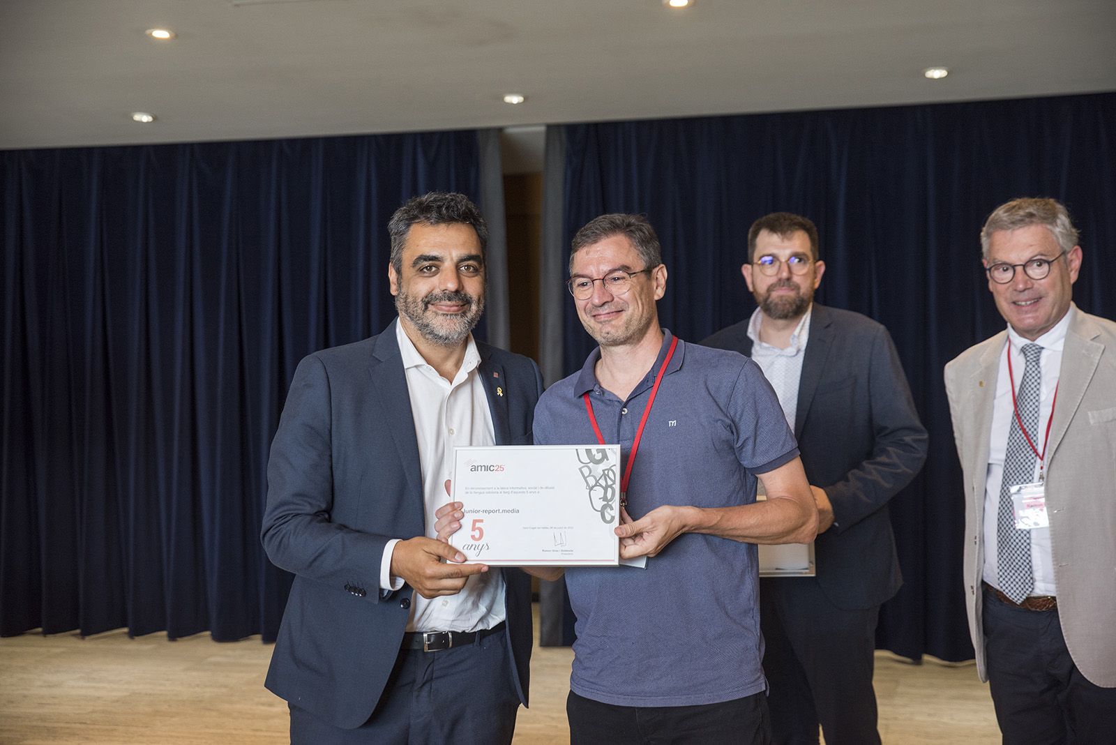 Jofre Llombart entrega un diploma pel 25è aniversari de l'AMIC. FOTO: Bernat Millet.