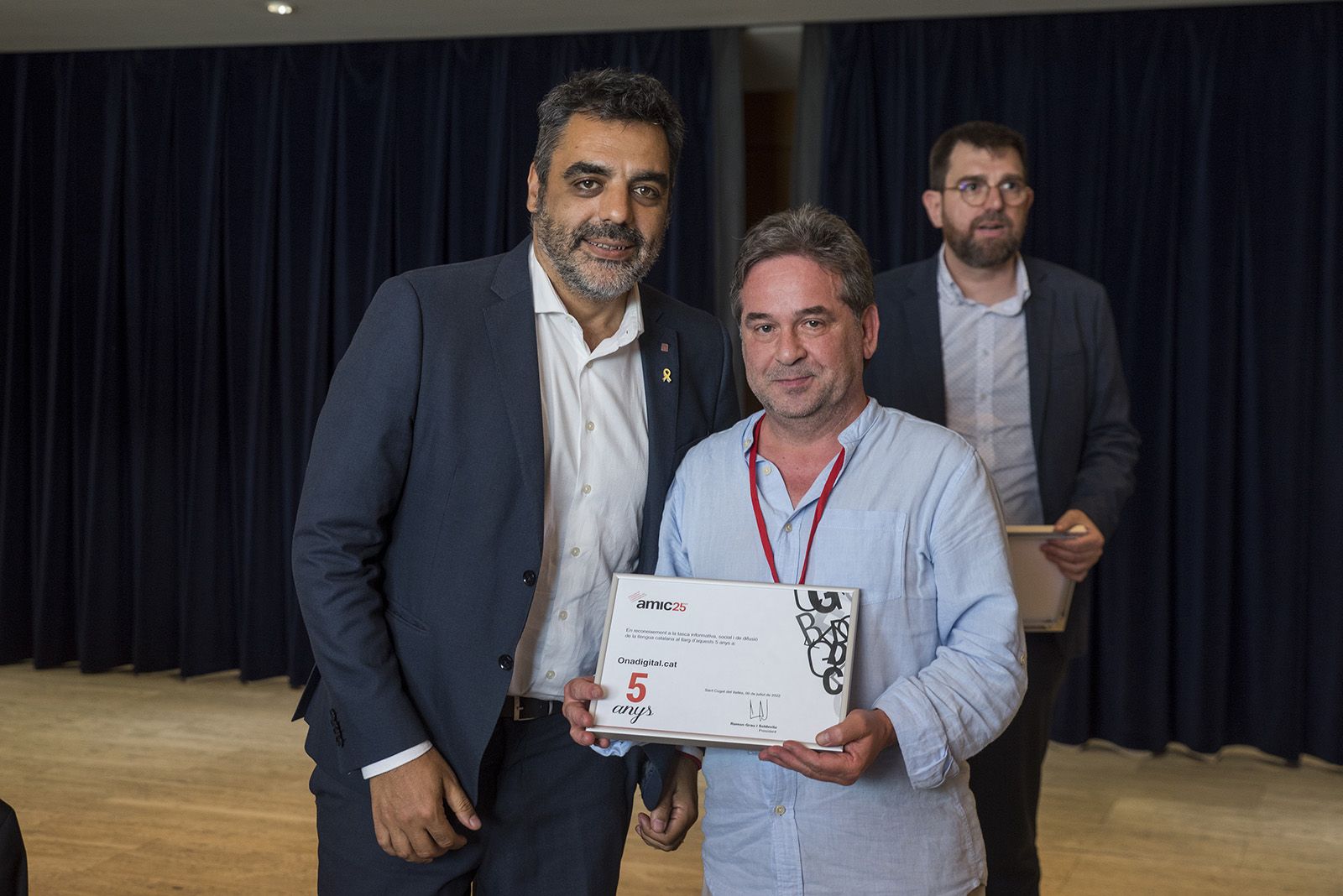 Jofre Llombart entrega un diploma pel 25è aniversari de l'AMIC. FOTO: Bernat Millet.