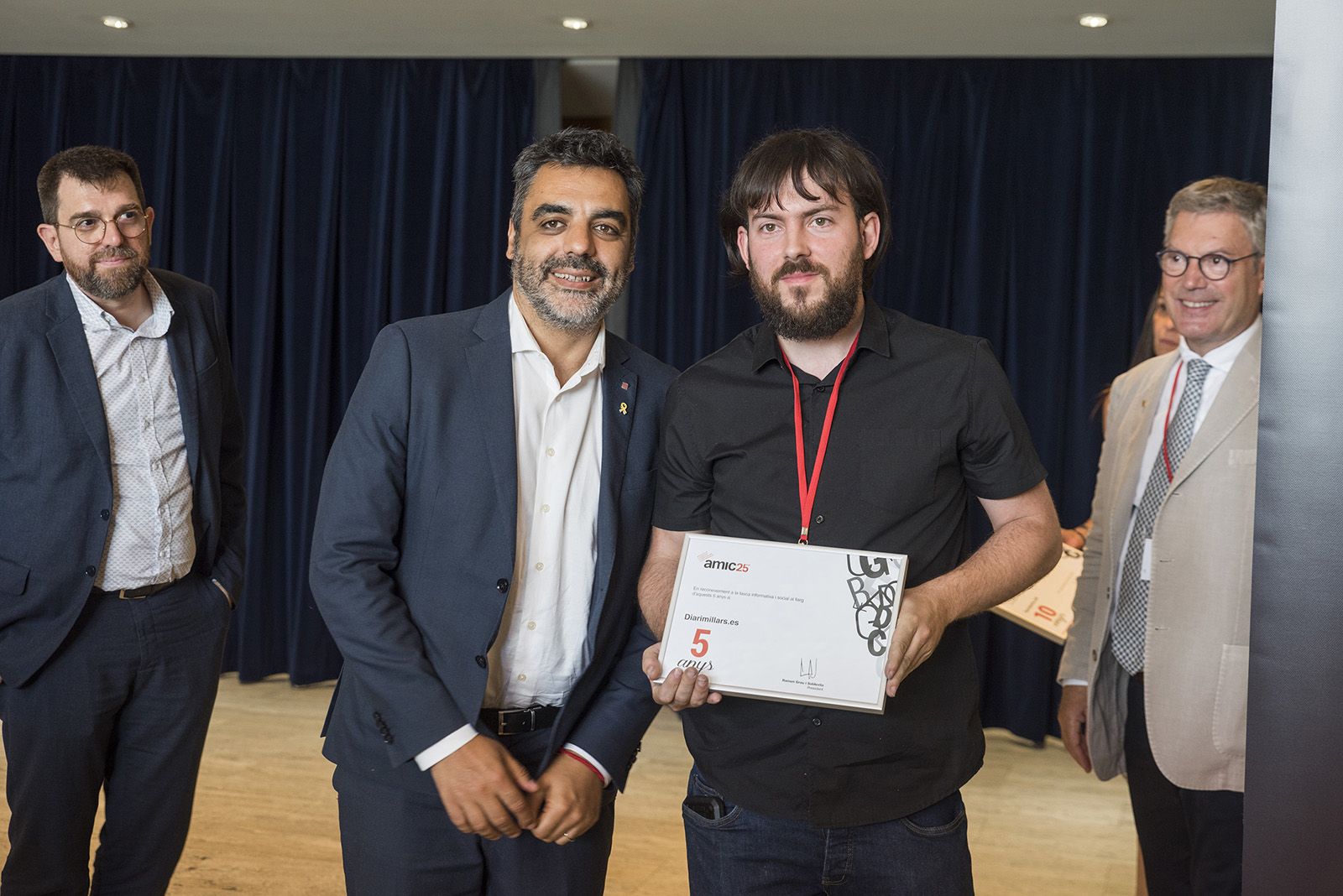 Jofre Llombart entrega un diploma pel 25è aniversari de l'AMIC. FOTO: Bernat Millet.