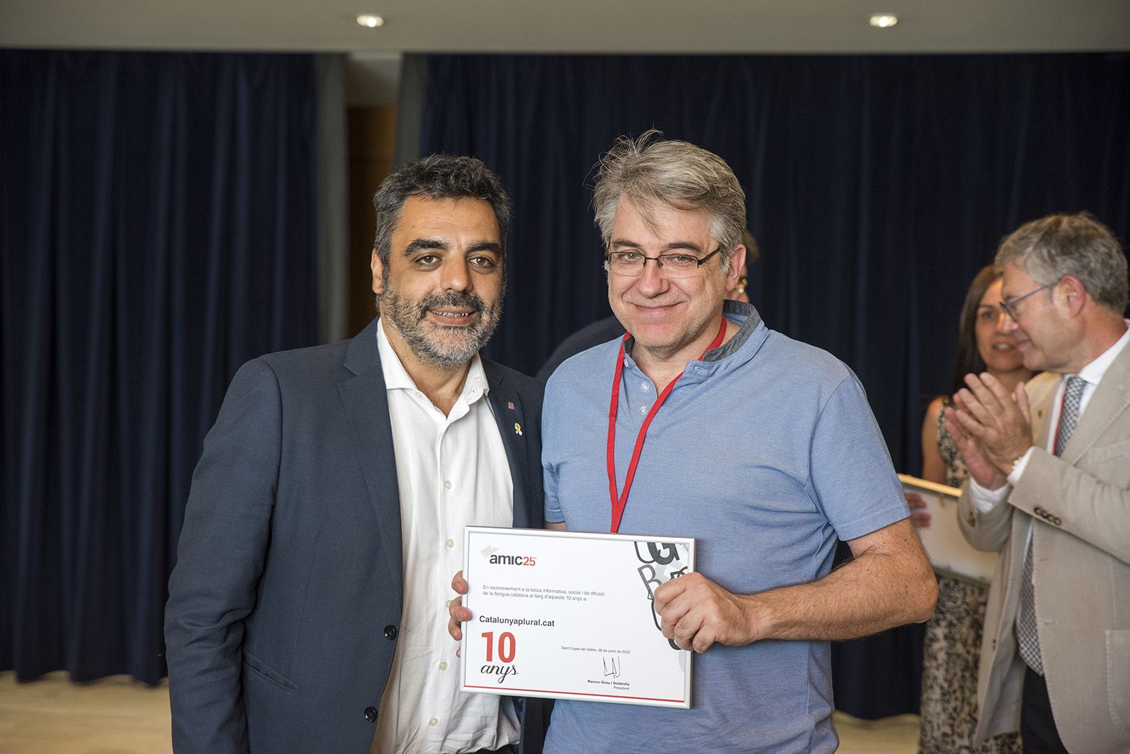 Jofre Llombart entrega un diploma pel 25è aniversari de l'AMIC. FOTO: Bernat Millet.