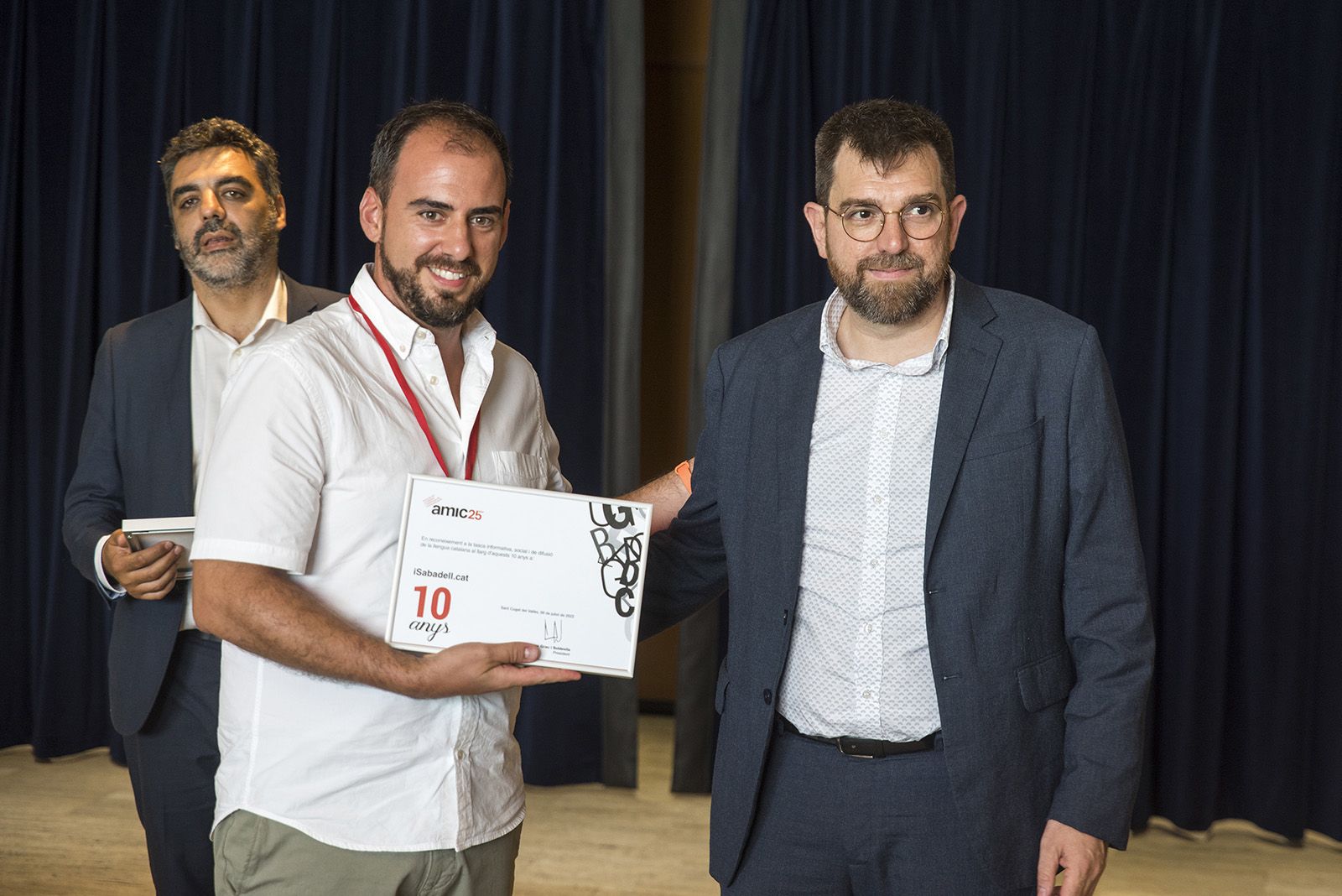 Entrega de diplomes pel 25è aniversari de l'AMIC. FOTO: Bernat Millet.
