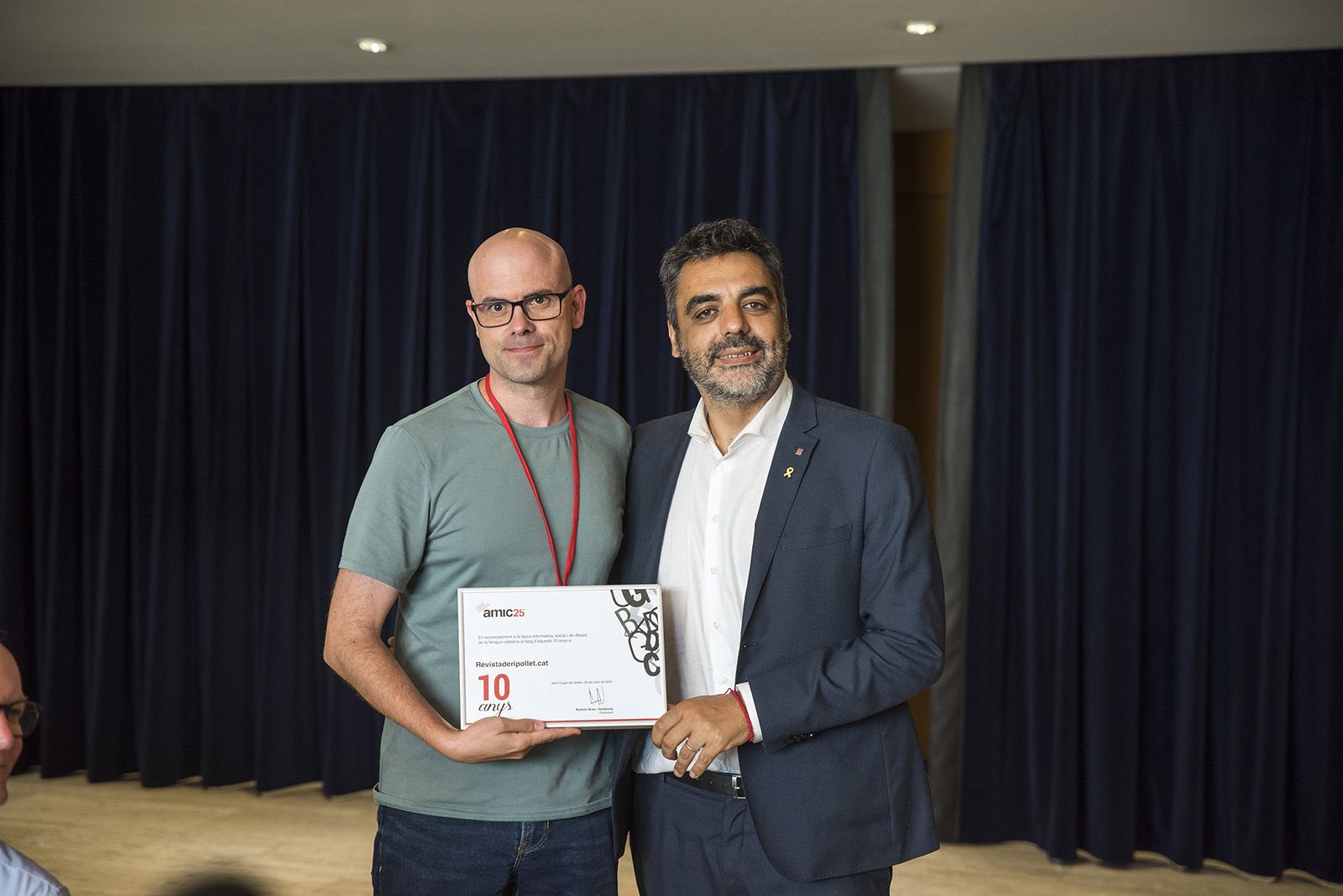 Jofre Llombart entrega un diploma pel 25è aniversari de l'AMIC. FOTO: Bernat Millet.