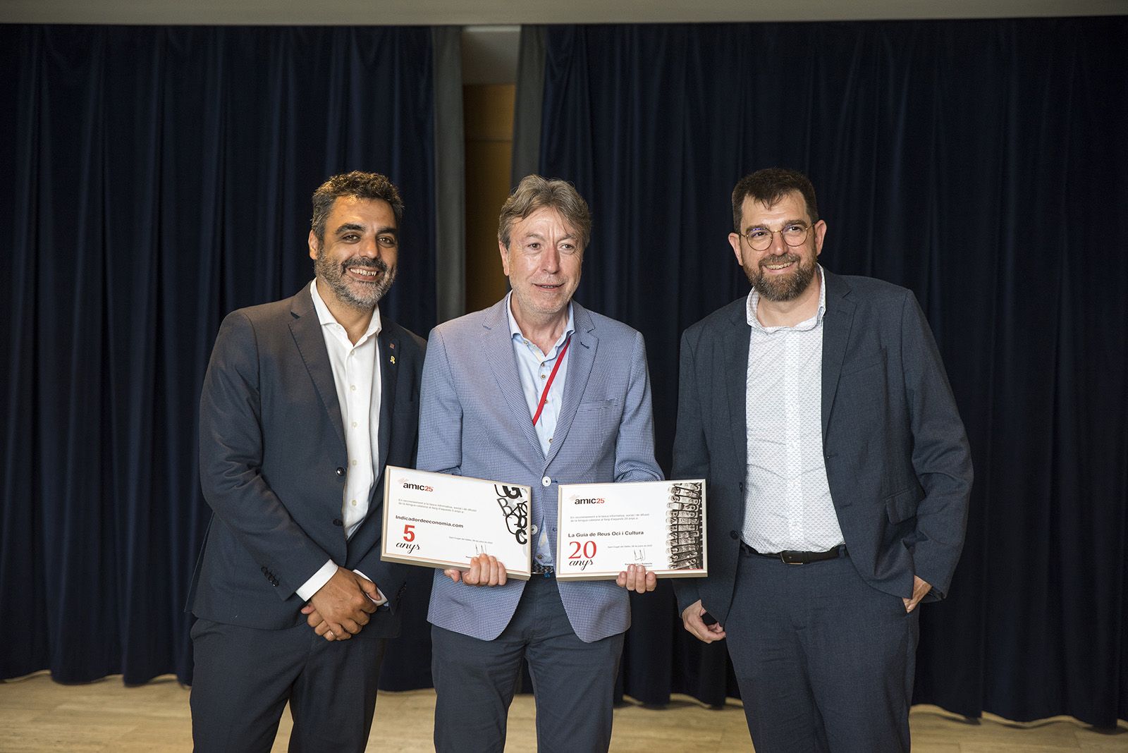 Jofre Llombart entrega un diploma pel 25è aniversari de l'AMIC. FOTO: Bernat Millet.