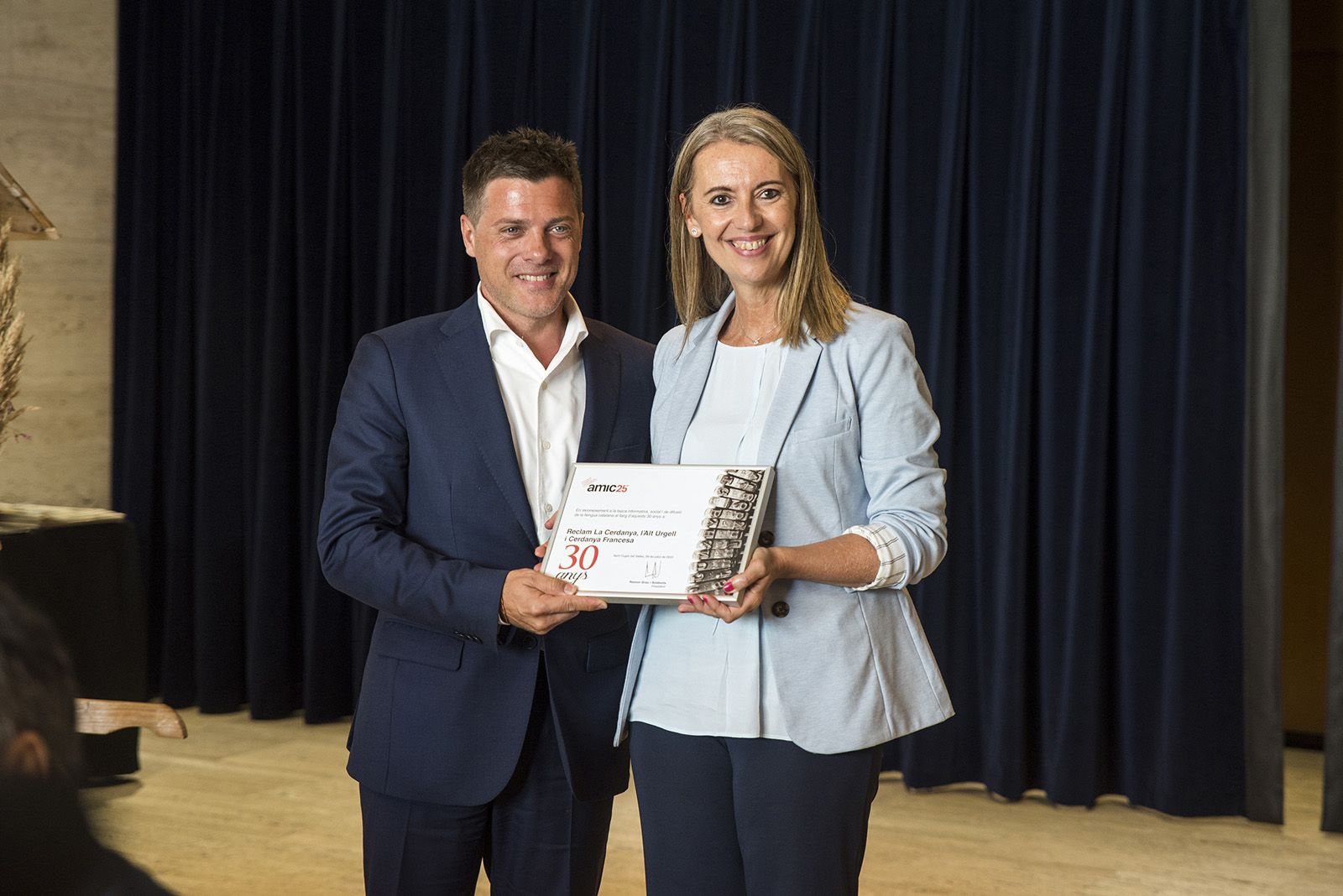 Mireia Ingla entrega un diploma pel 25è aniversari de l'AMIC. FOTO: Bernat Millet.