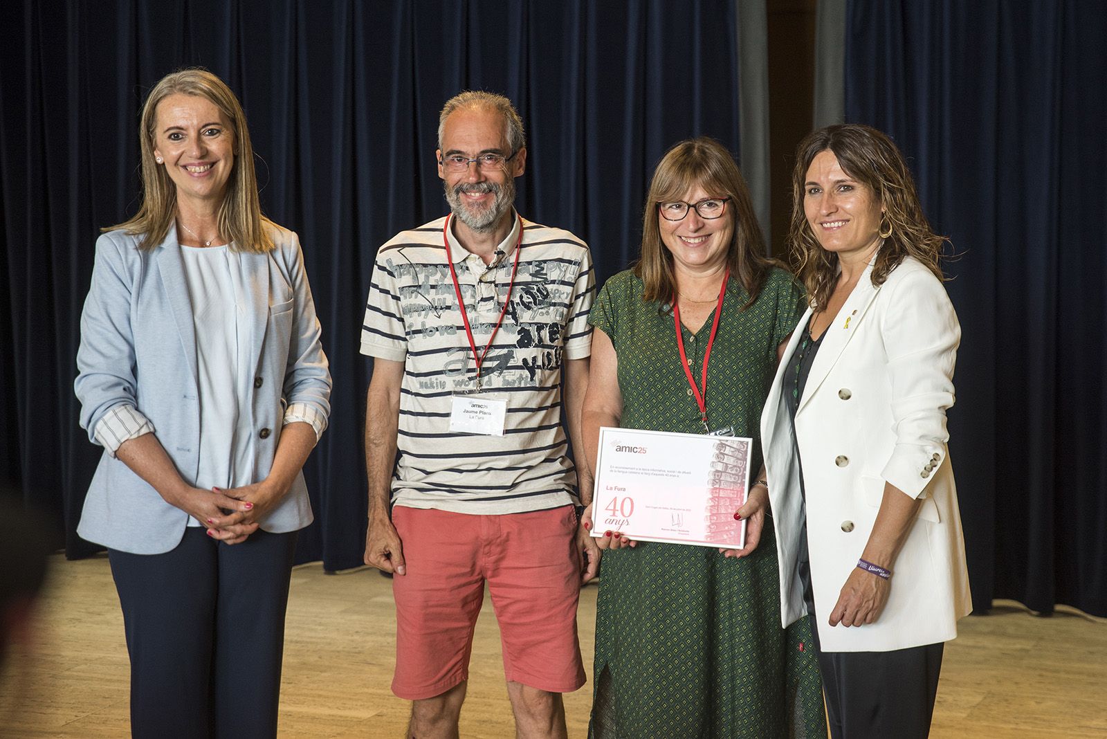 Mireia Ingla i Laura Vilagrà entreguen un diploma pel 25è aniversari de l'AMIC. FOTO: Bernat Millet.
