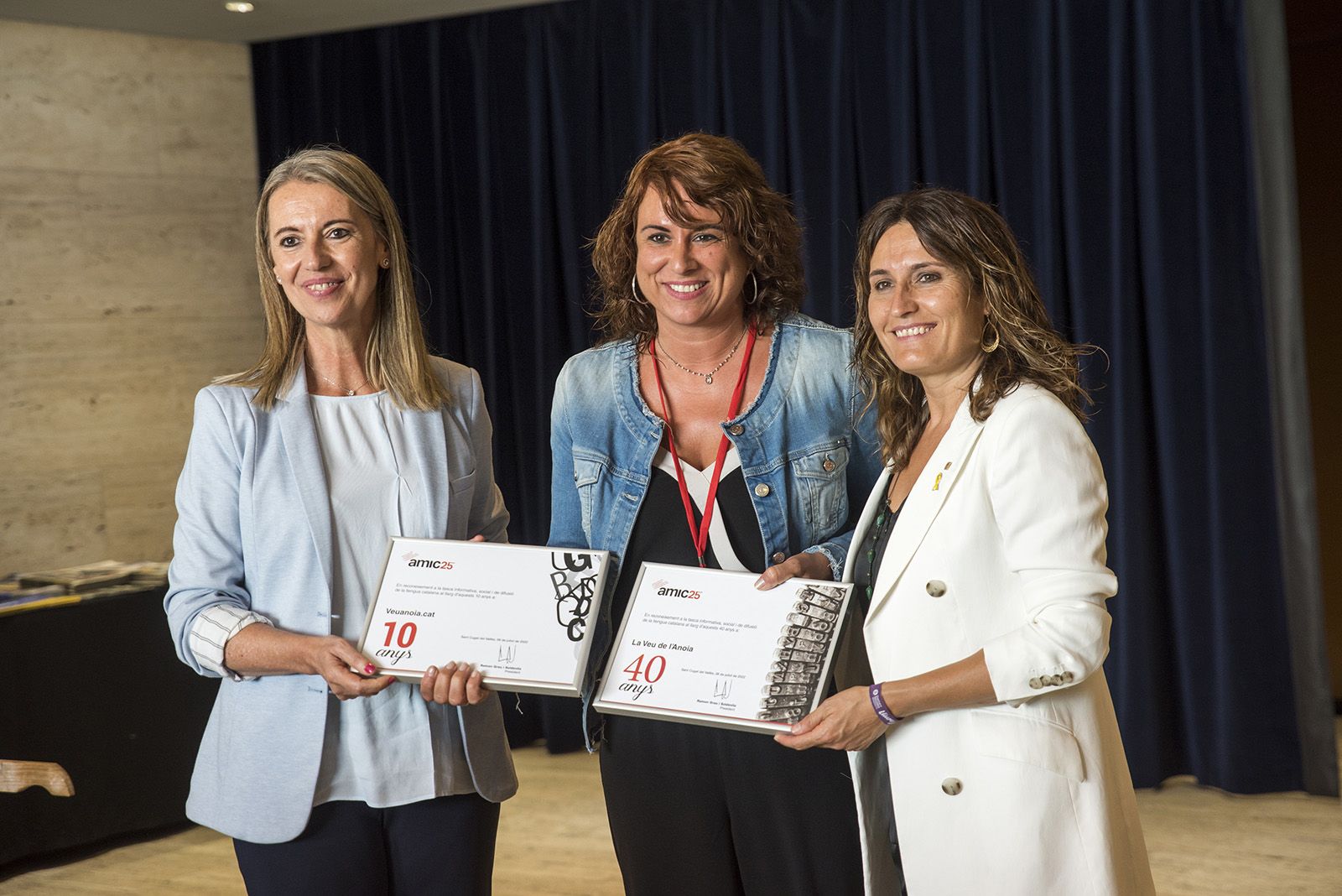 Mireia Ingla i Laura Vilagrà entreguen un diploma pel 25è aniversari de l'AMIC. FOTO: Bernat Millet.