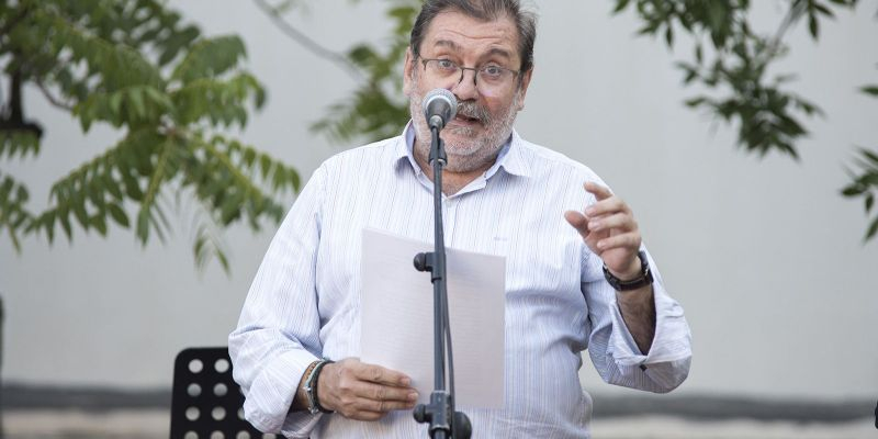 Joan Salabert llegeix el pregó de la Festa Major de Mira-sol. FOTO: Bernat Millet