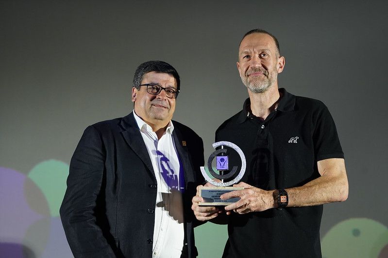 El president de la UESC, Vicenç Beltrán (dreta), recollint el guardó que reconeix a la UESC com el club amb més equips inscrits aquesta temporada. FOTO: FCBQ