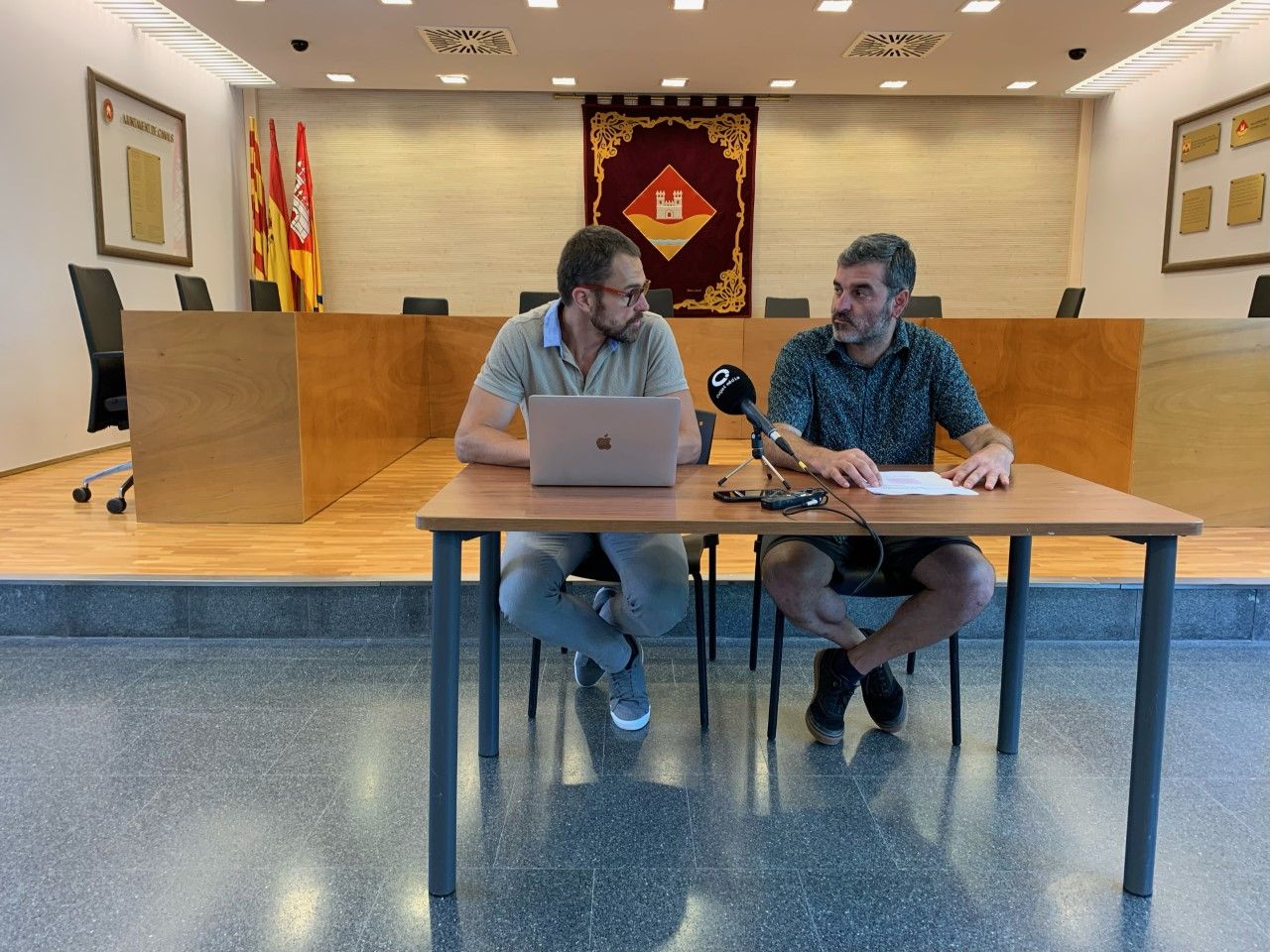 El vocal Bernat Gisbert i Xavi Tercero, de Quòrum Consultors, presentant el pla Jove de Valldoreix. FOTO: EMD Valldoreix