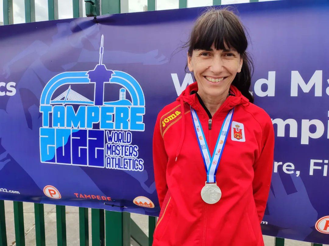 Alicia Hernández, del Club Muntanyenc Sant Cugat, amb la medalla de plata del Campionat del Món d'Atletisme de Veterans. FOTO: Cedida