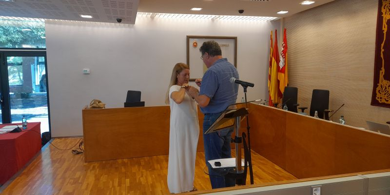 Josep Puig col·loca la insígnia a la nova vocal de l'EMD de Valldoreix, Lluïsa Muñoz. FOTO: Cristina Cabasés