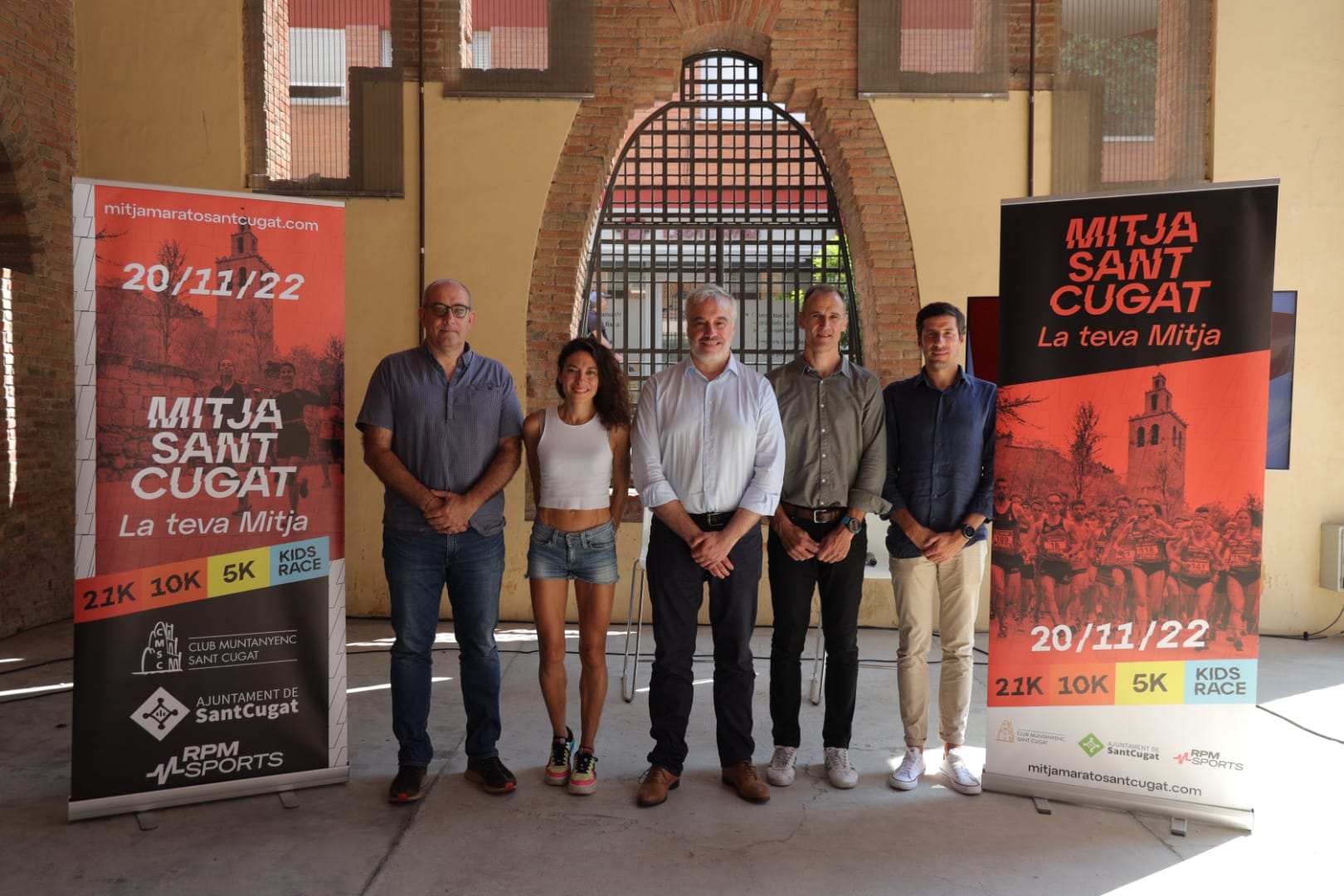 El vicepresident del Club Muntanyenc, Fernando Cortizo, l'atleta Elena Loya, el regidor d'Esports, Francesc Carol, i Moises Gingolells i Mauro Llorens, de l'empresa RPM Sports, durant la presentació de la Mitja Marató. FOTO: Ajuntament